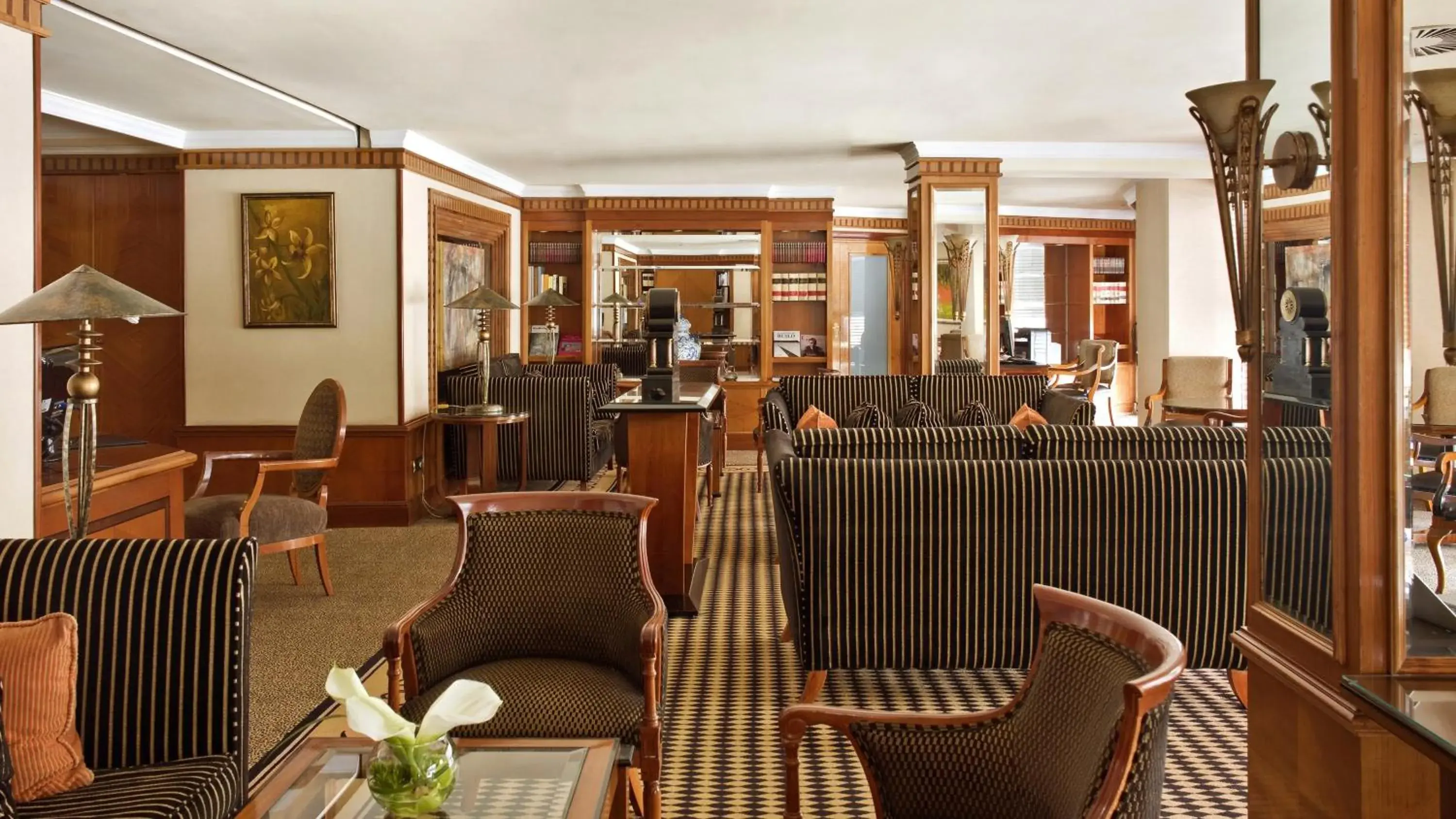 Lounge or bar in InterContinental Madrid by IHG Lounge or bar in InterContinental Madrid by IHG
