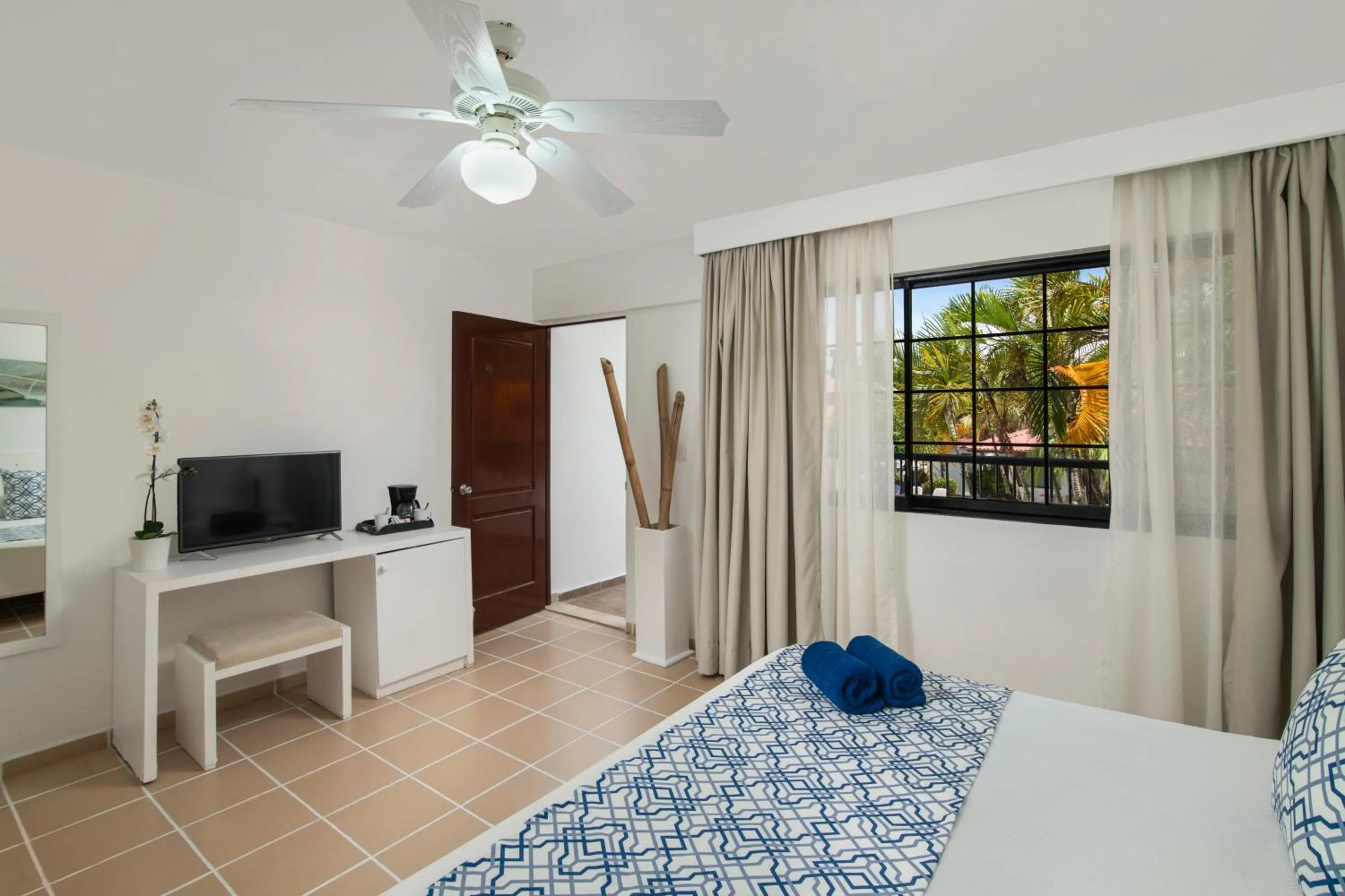 TV and multimedia, Bed in BlueBay Villas Doradas Adults Only-All Inclusive