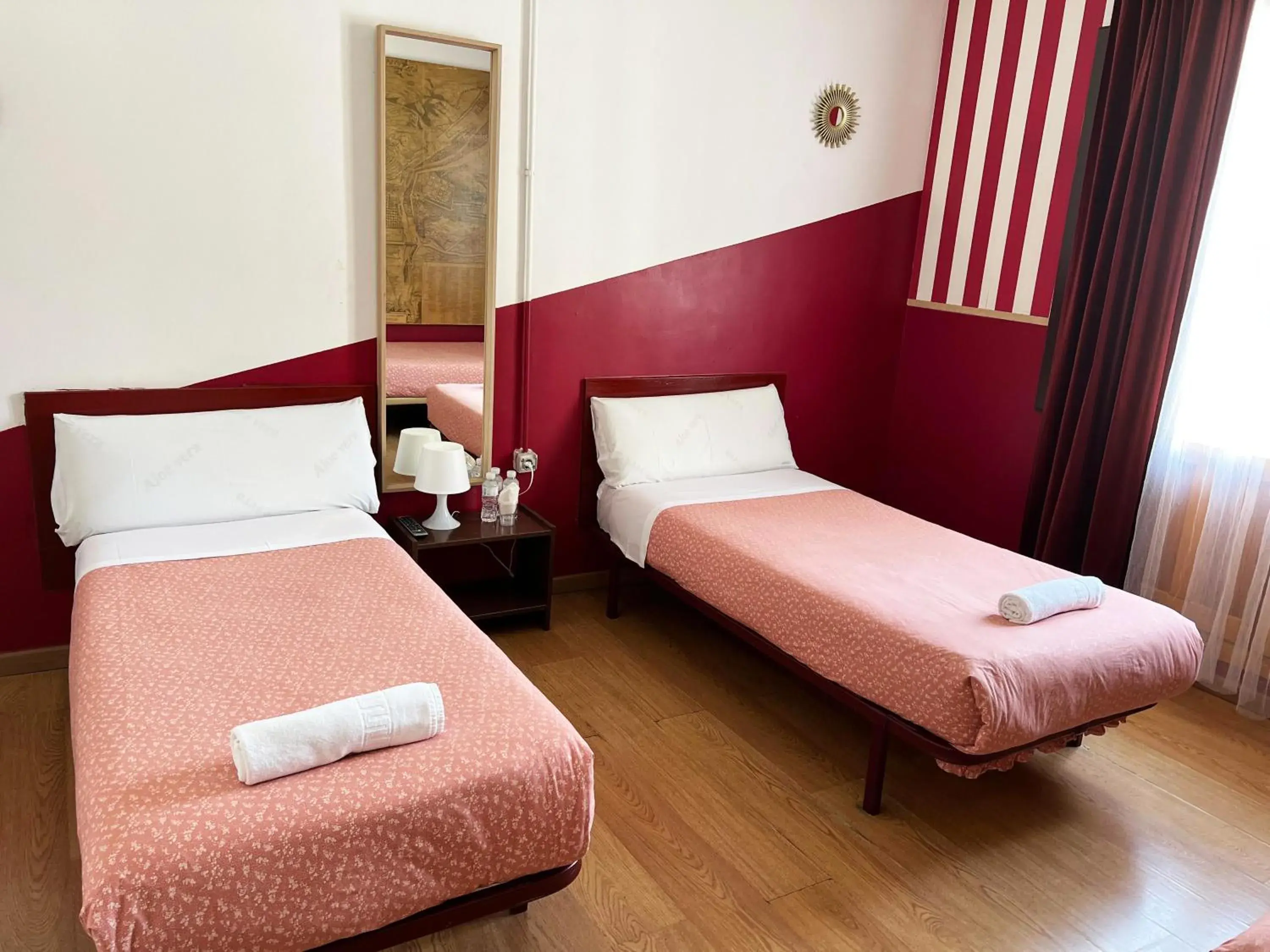 Twin Room with Shared Bathroom in Hostal La Casa de La Plaza Twin Room with Shared Bathroom in Hostal La Casa de La Plaza