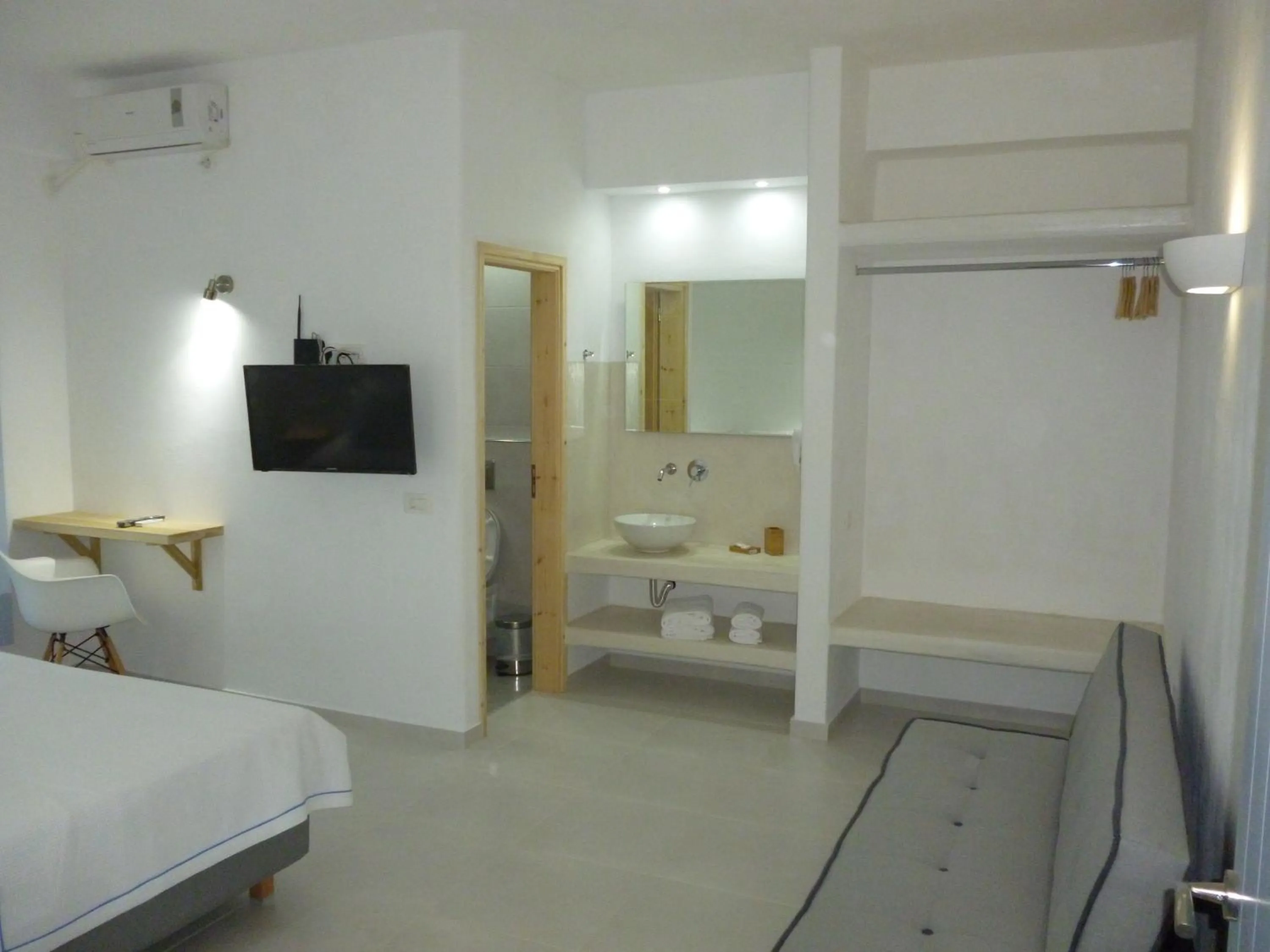 Bedroom, Bed in Daylight Hotel