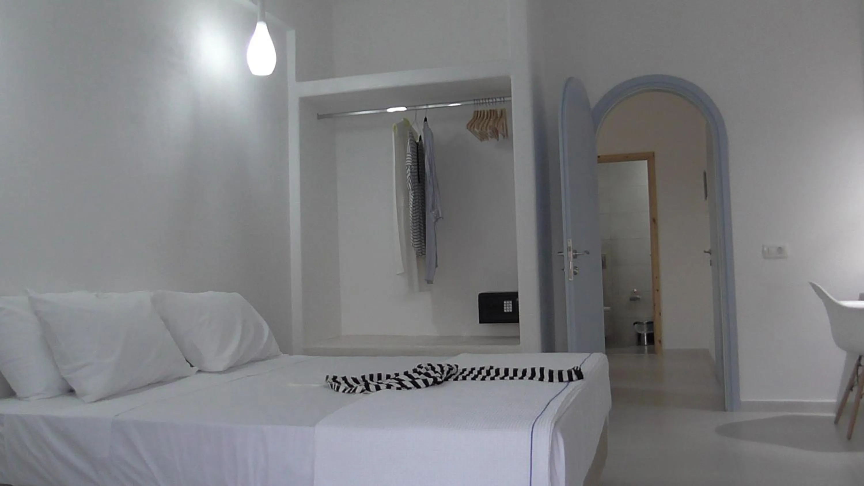 Bedroom, Bed in Daylight Hotel