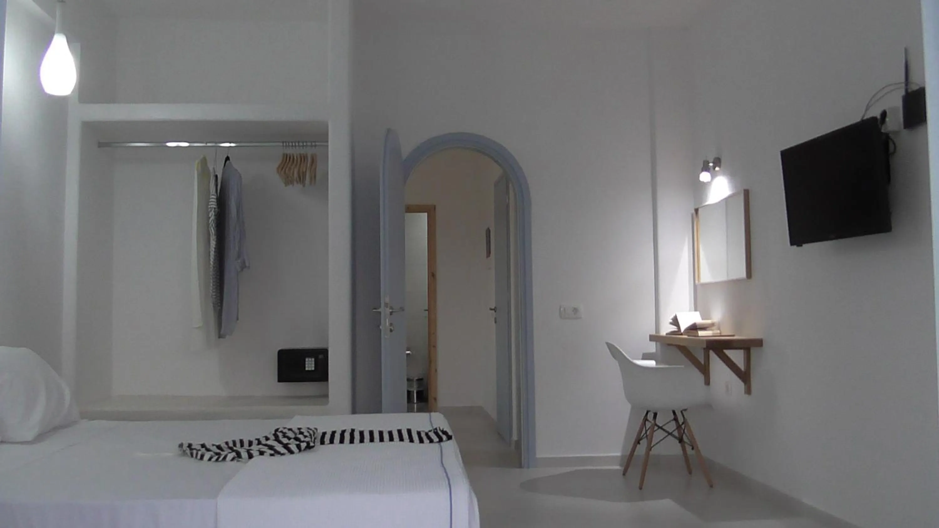 Bedroom, Bed in Daylight Hotel