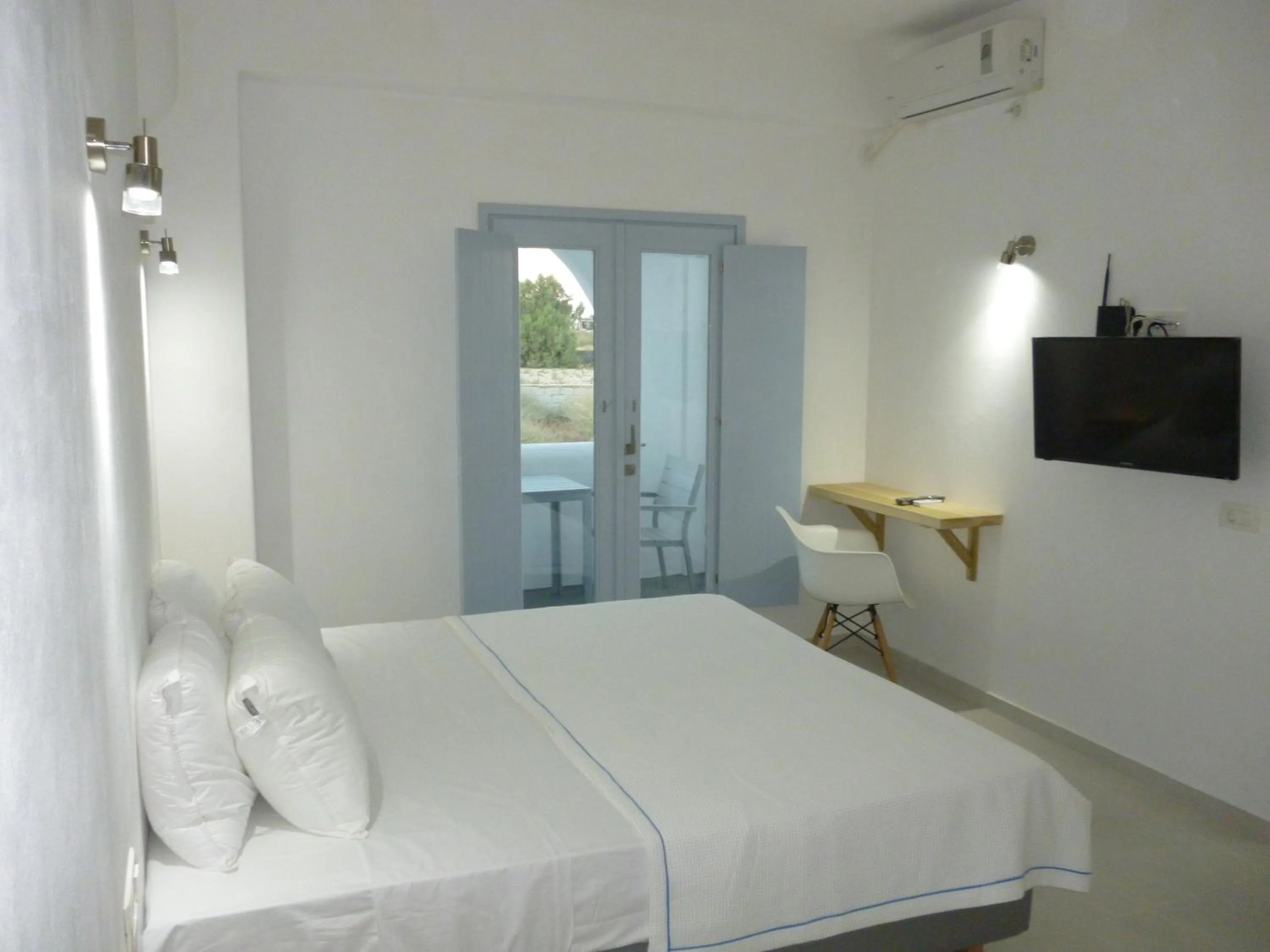 Photo of the whole room, Bed in Daylight Hotel