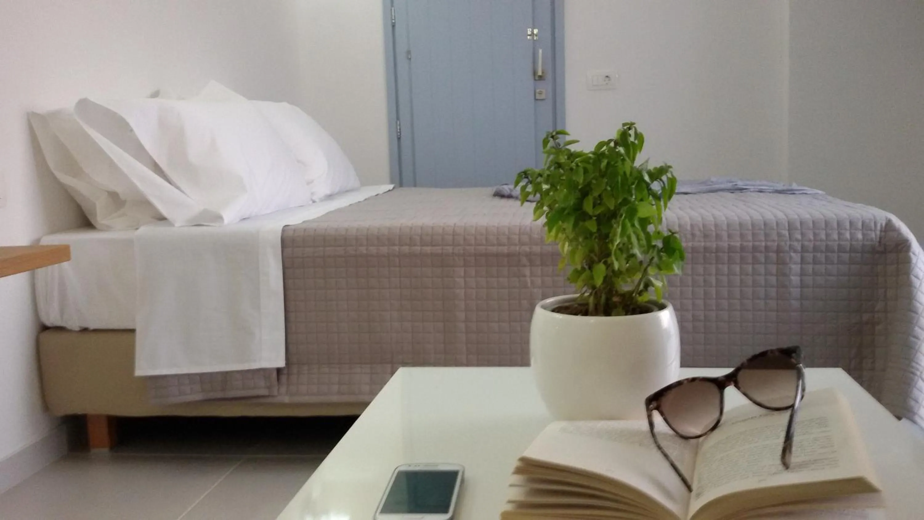 Bedroom, Bed in Daylight Hotel