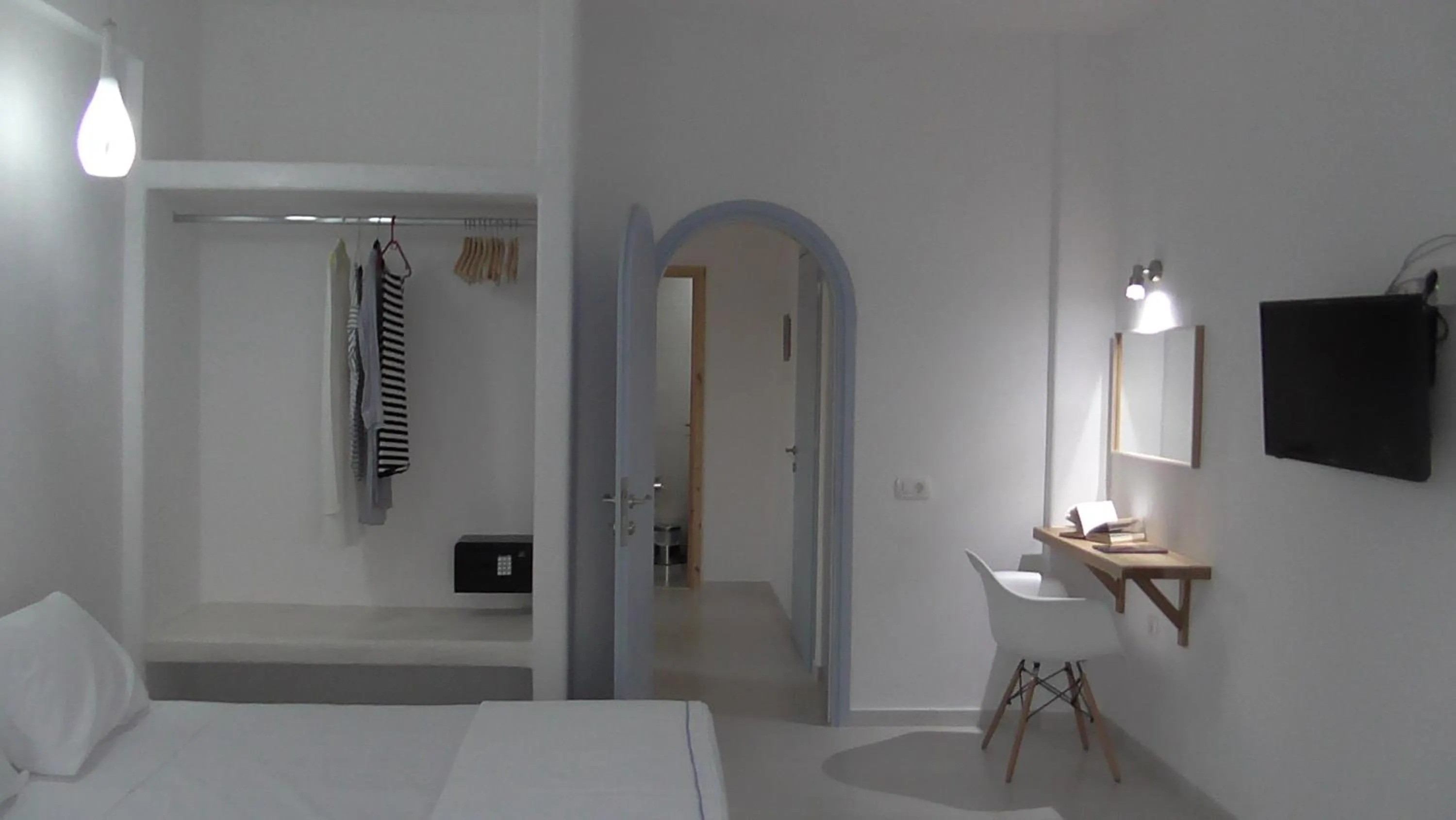 Bedroom, Bed in Daylight Hotel