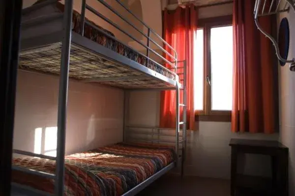 Photo of the whole room, Bed in Be Zaragoza Hostel Photo of the whole room, Bed in Be Zaragoza Hostel