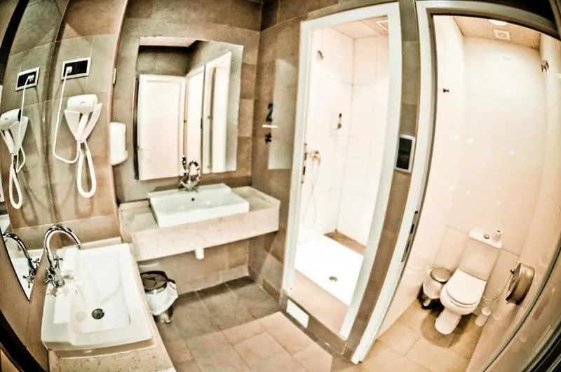 Bathroom in Be Zaragoza Hostel