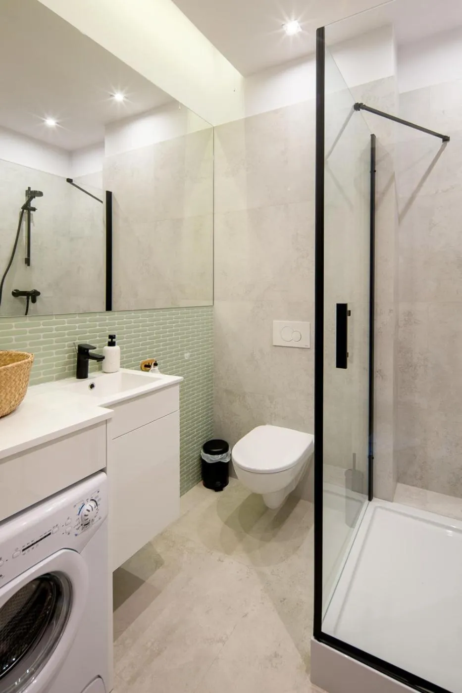 Shower in Beautiful Apartment with 2 bedrooms for 7 guests, Jewish District