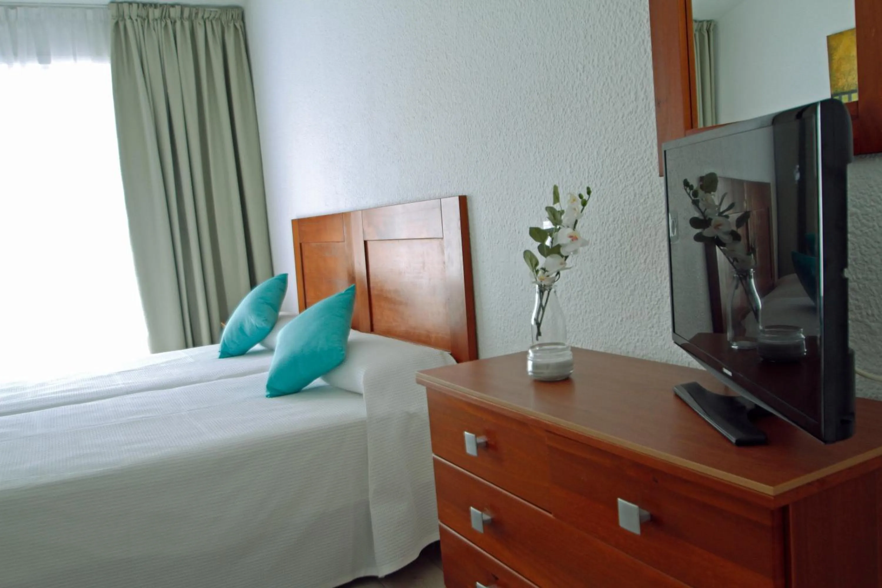 Photo of the whole room, Bed in Paradero II