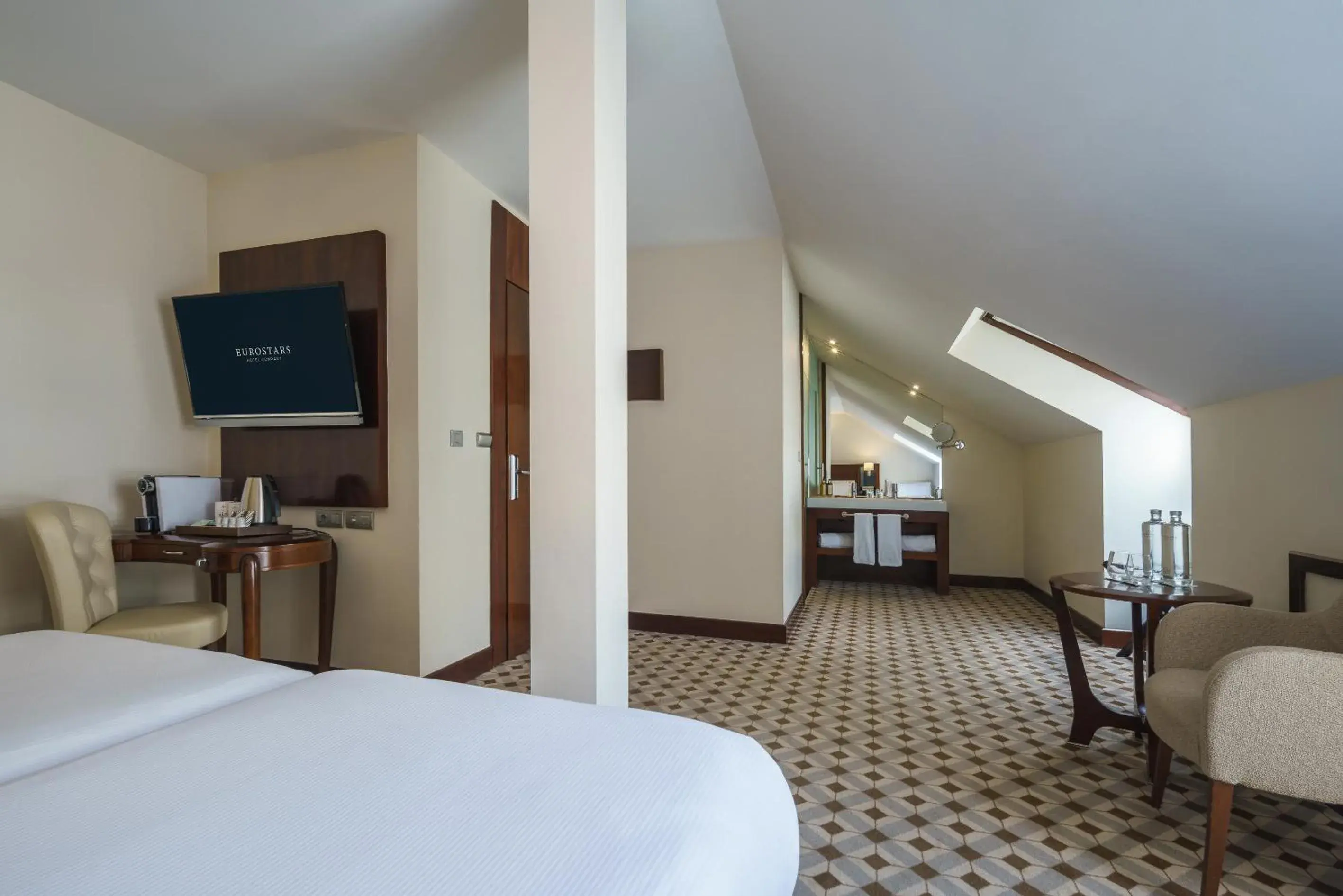 Bedroom, Bed in Eurostars Gran Via Bedroom, Bed in Eurostars Gran Via