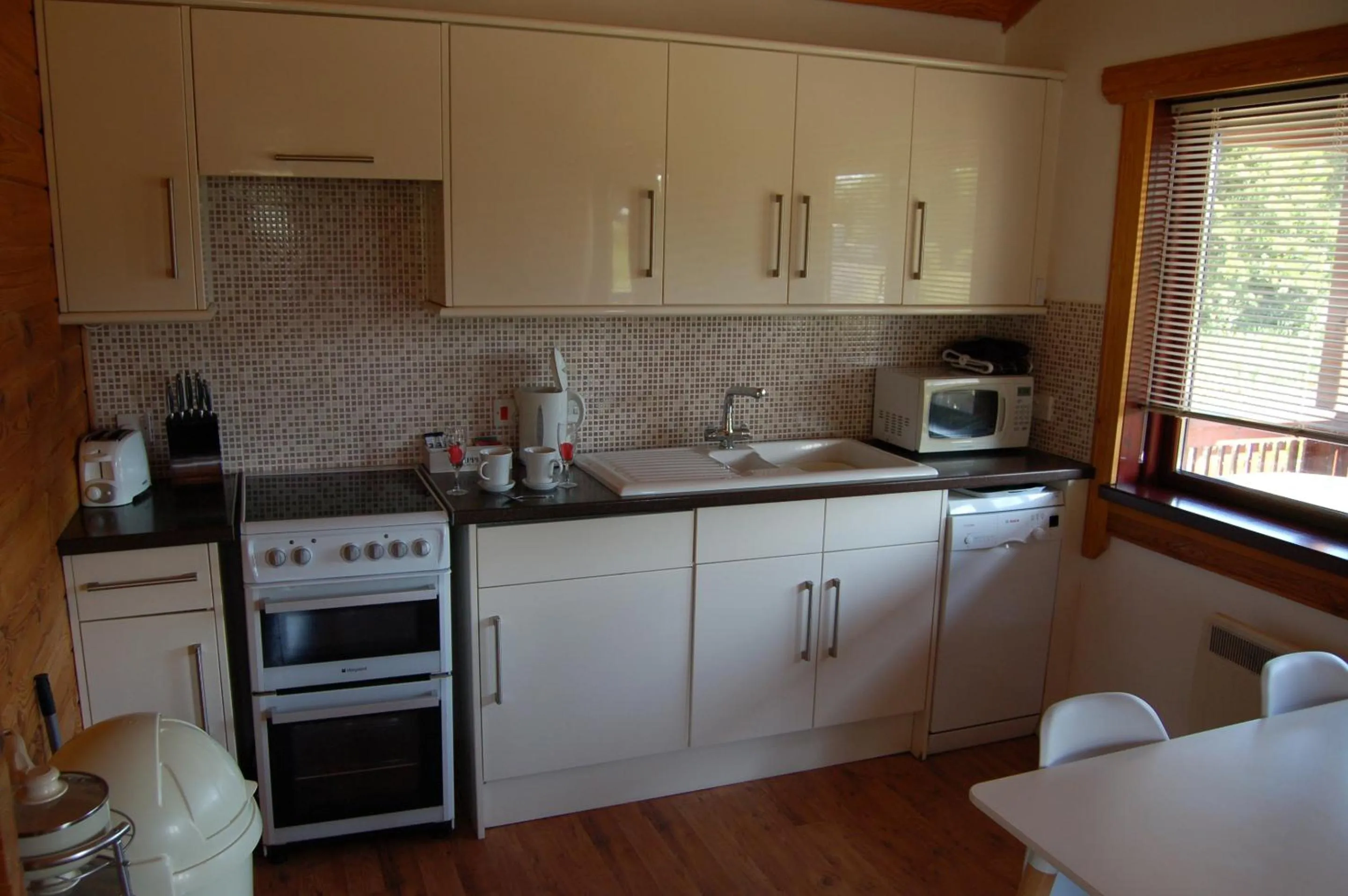Kitchen or kitchenette in Watermeadow Lakes & Lodges