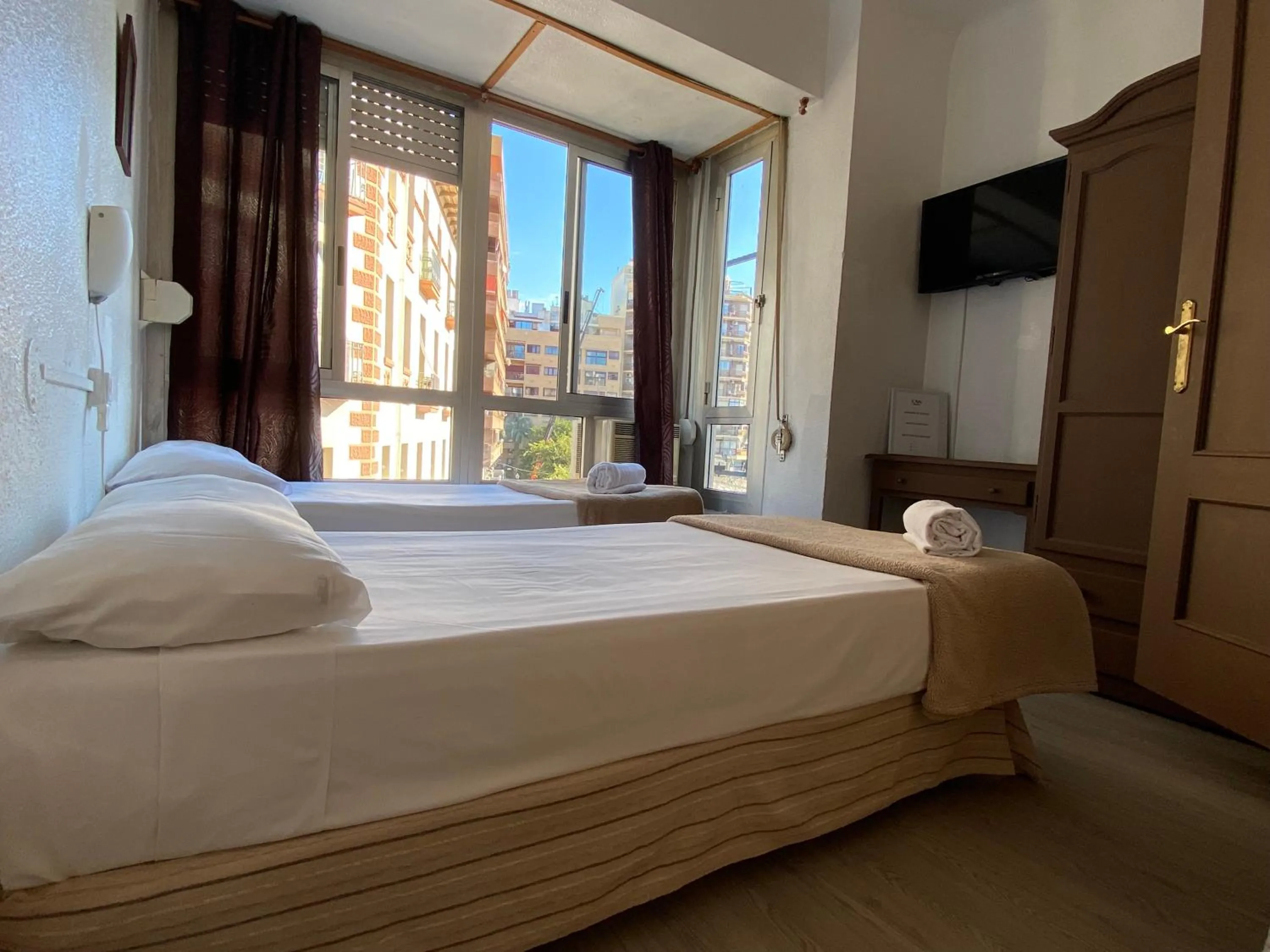 Toilet, Bed in LÀtic Rooms