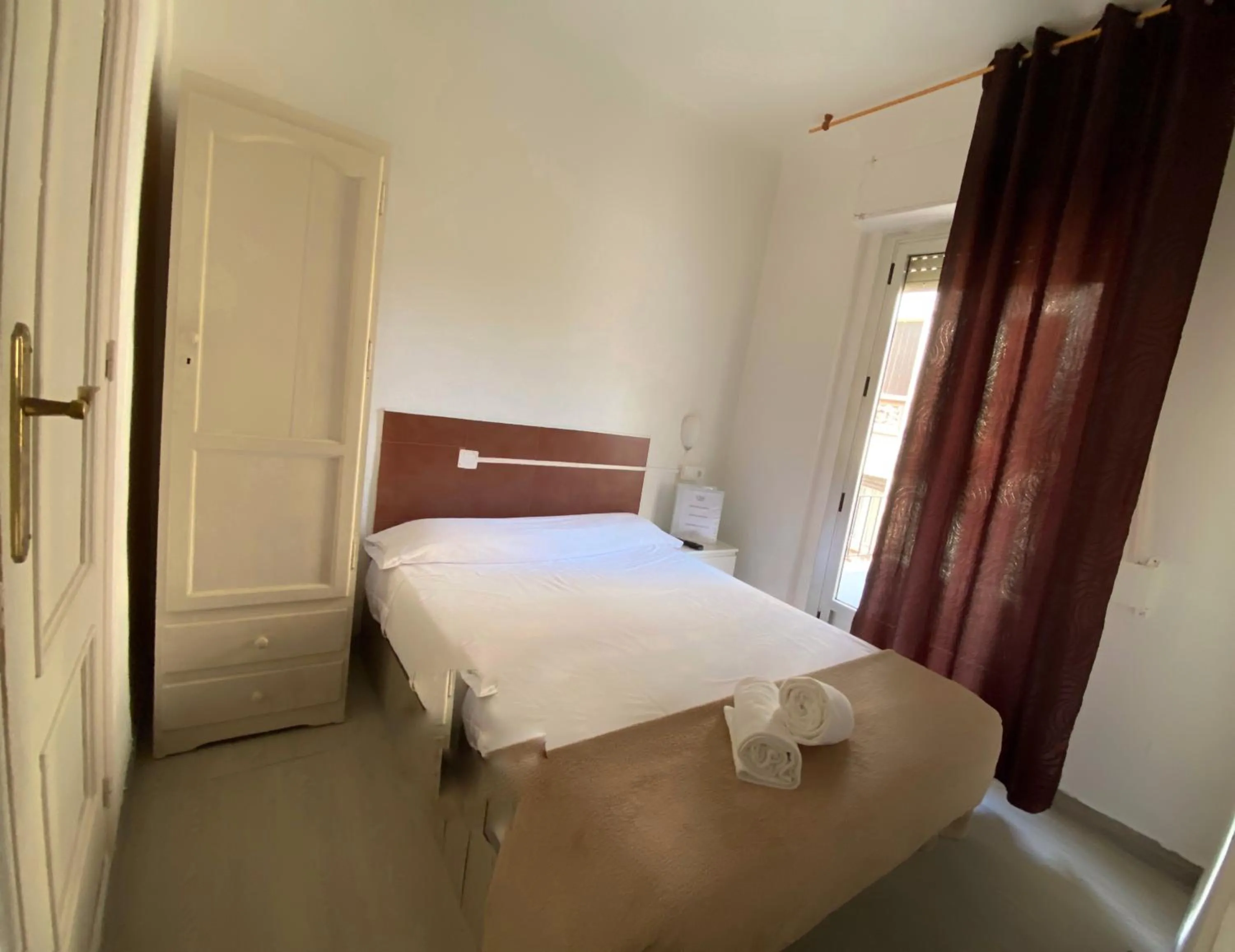 Toilet, Bed in LÀtic Rooms