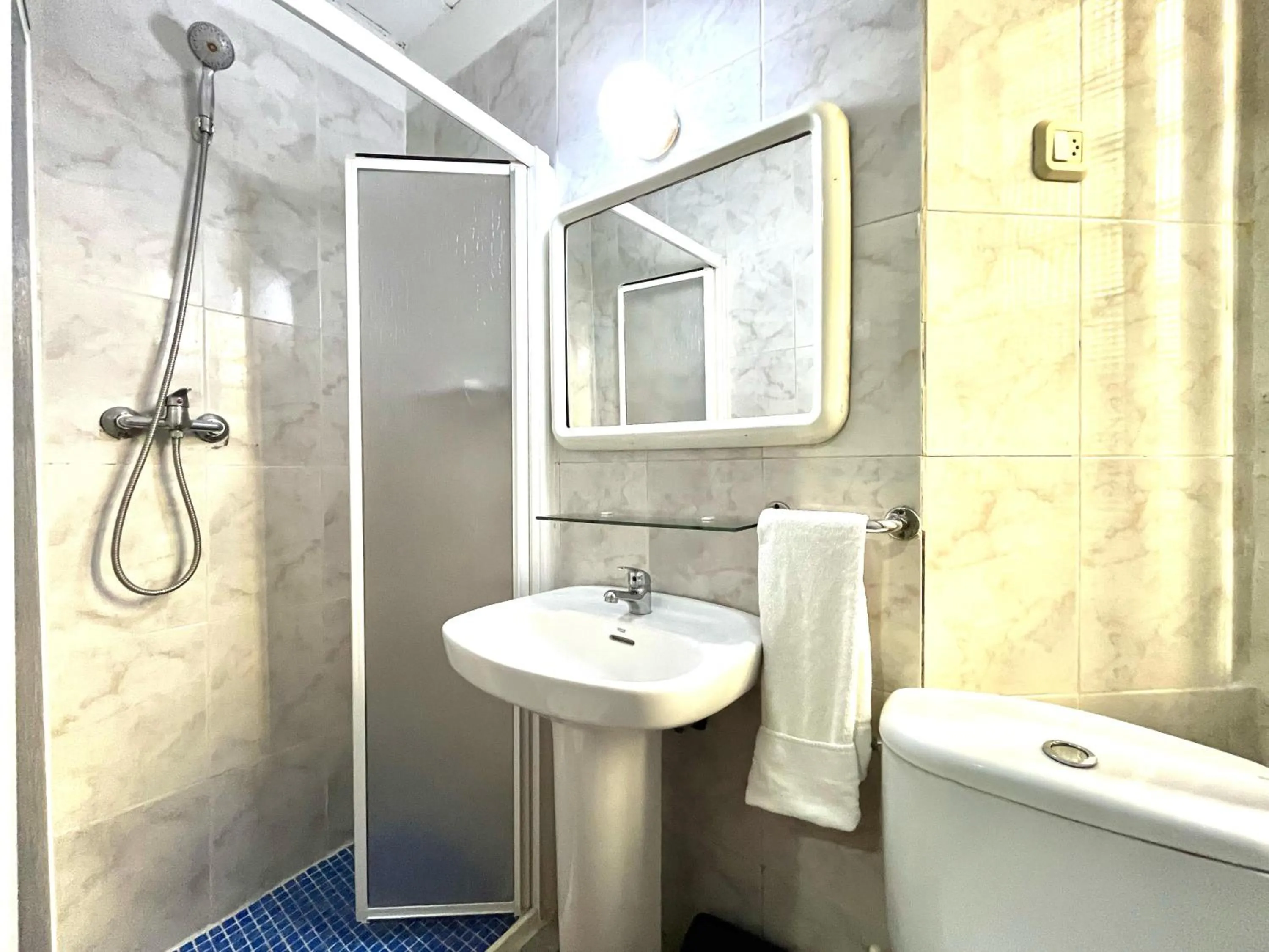 Shower in LÀtic Rooms