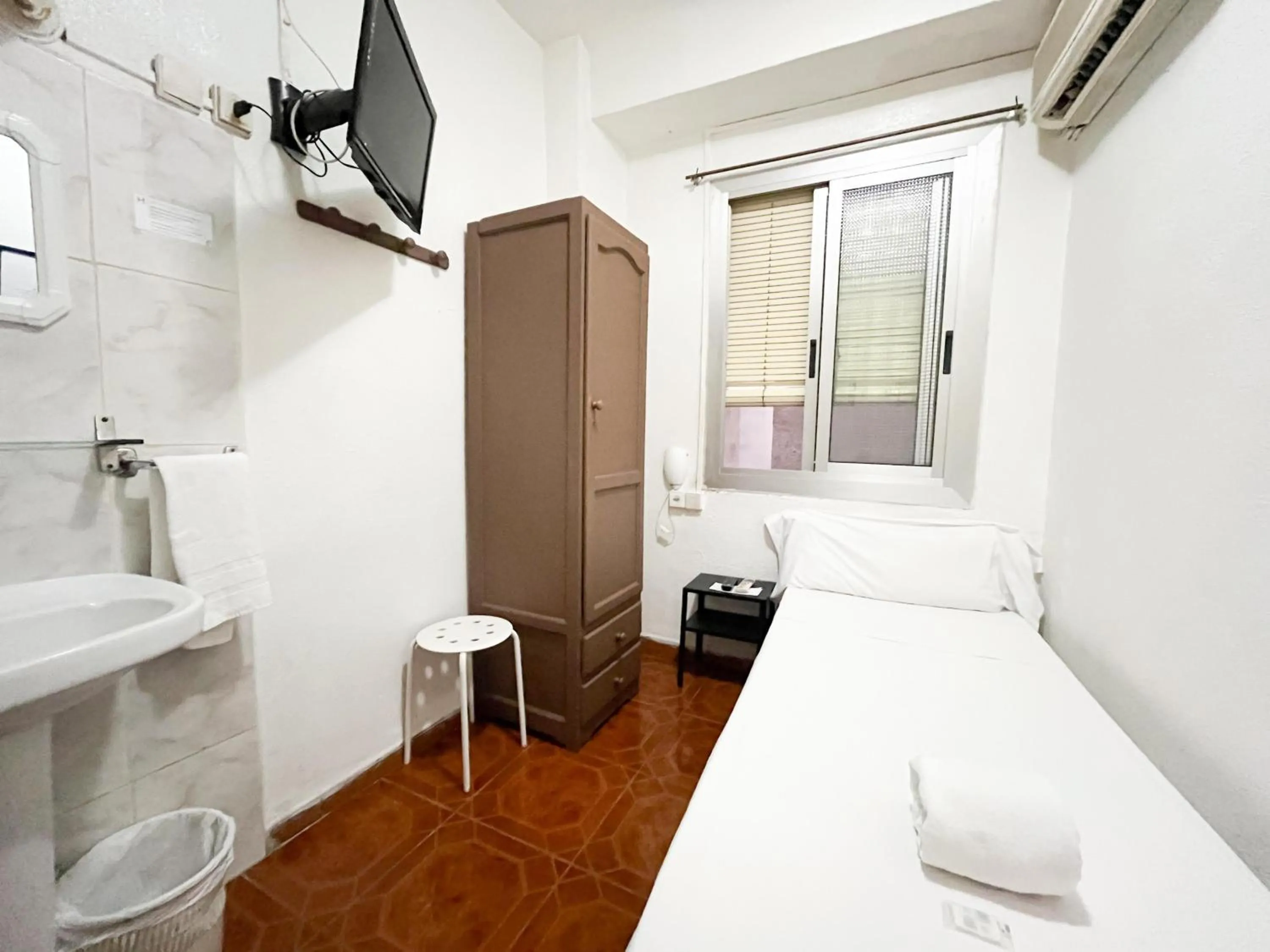 Toilet, Bed in LÀtic Rooms