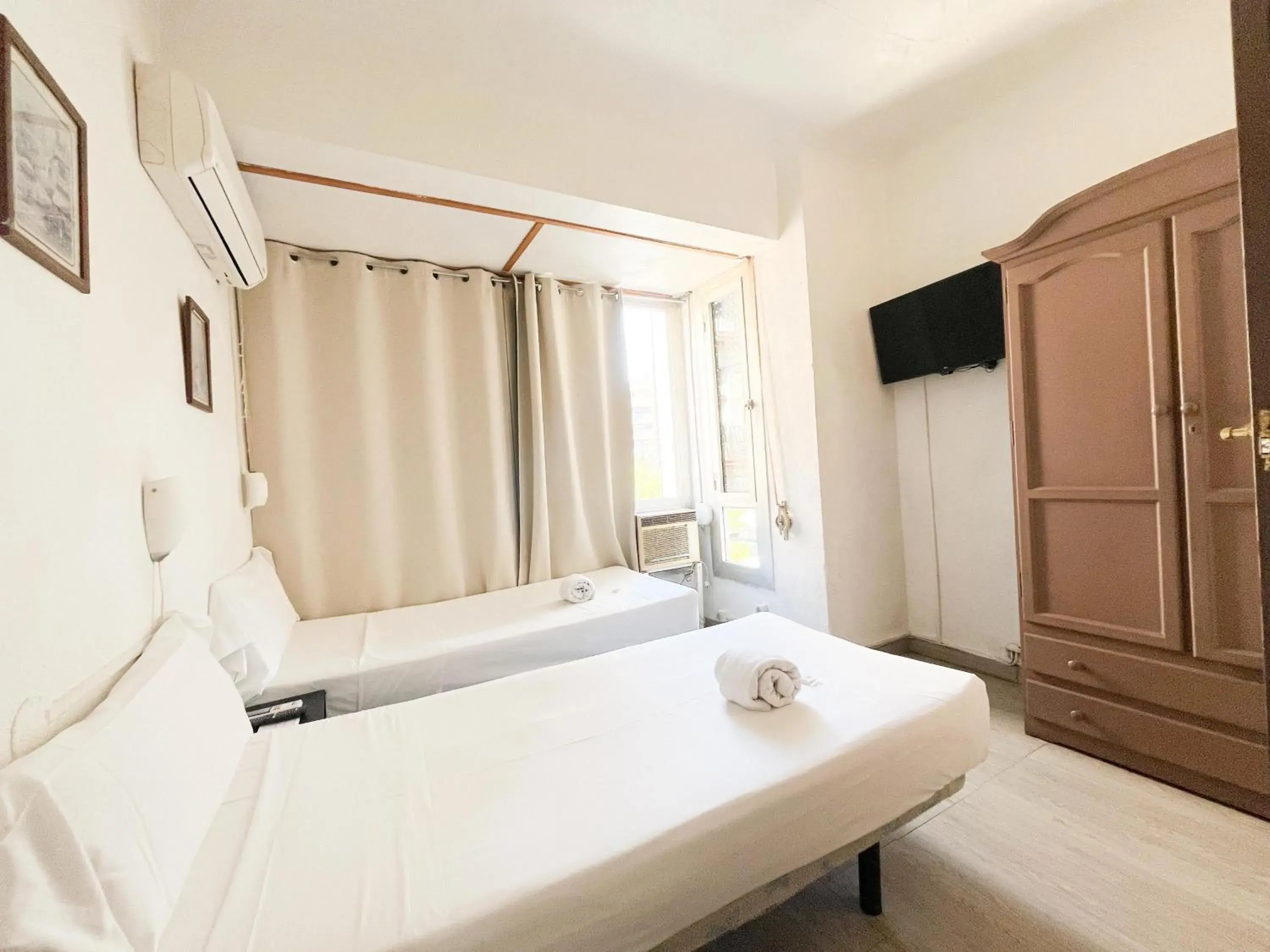 Twin Room with City View in LÀtic Rooms Twin Room with City View in LÀtic Rooms