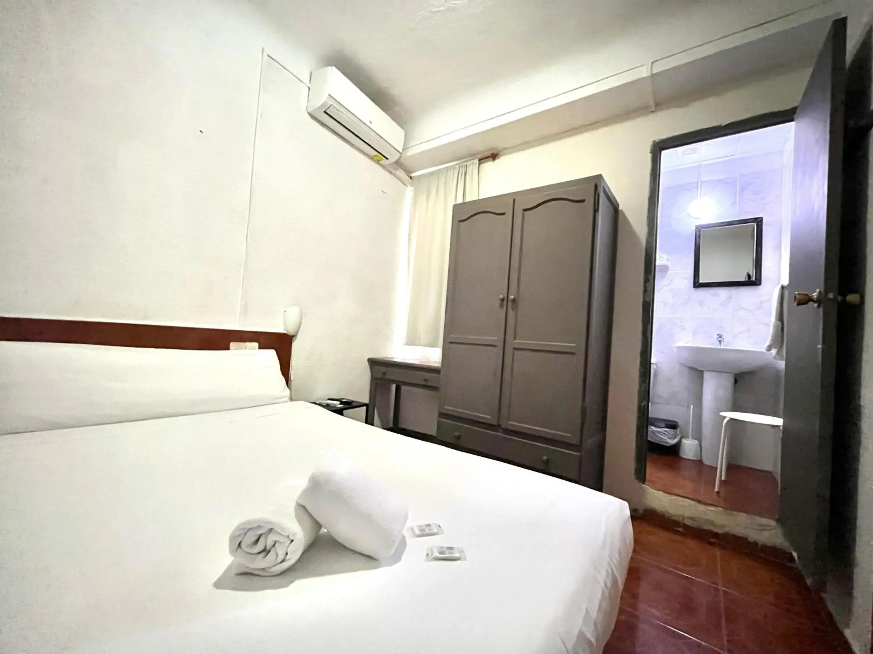 Double Room in LÀtic Rooms Double Room in LÀtic Rooms