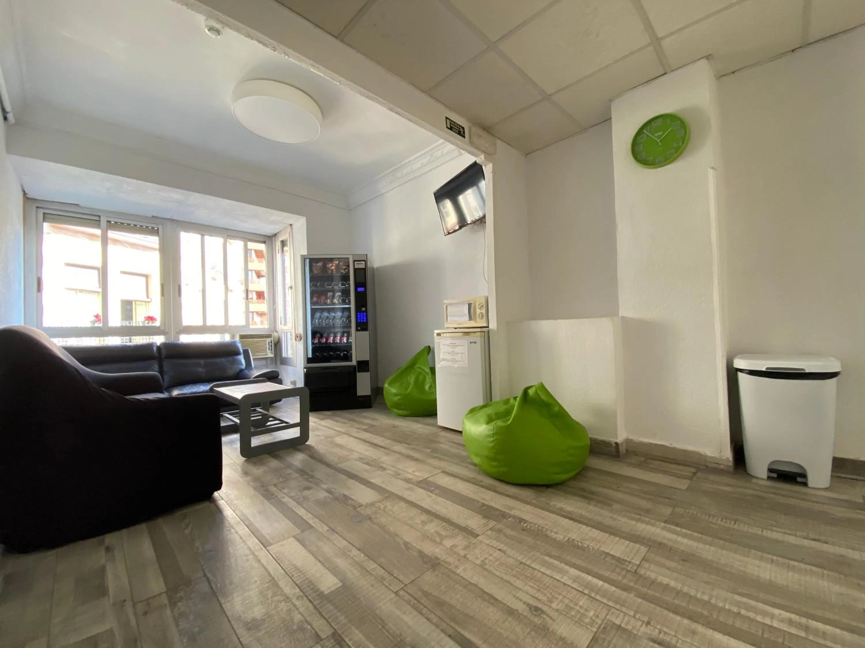 Communal lounge/ TV room in LÀtic Rooms