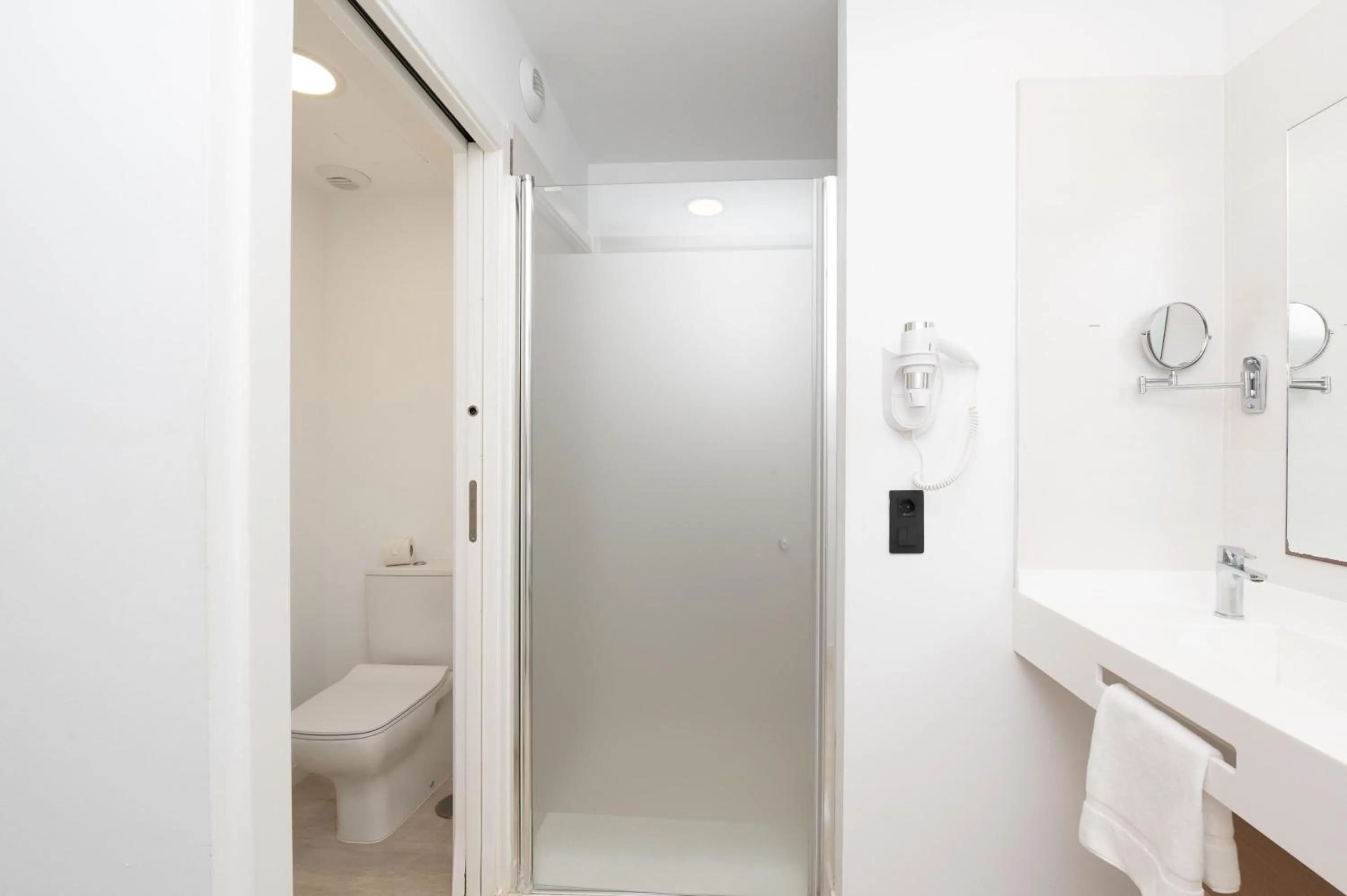 Bathroom in BARRANCO Chic! Apartments by ALEGRIA