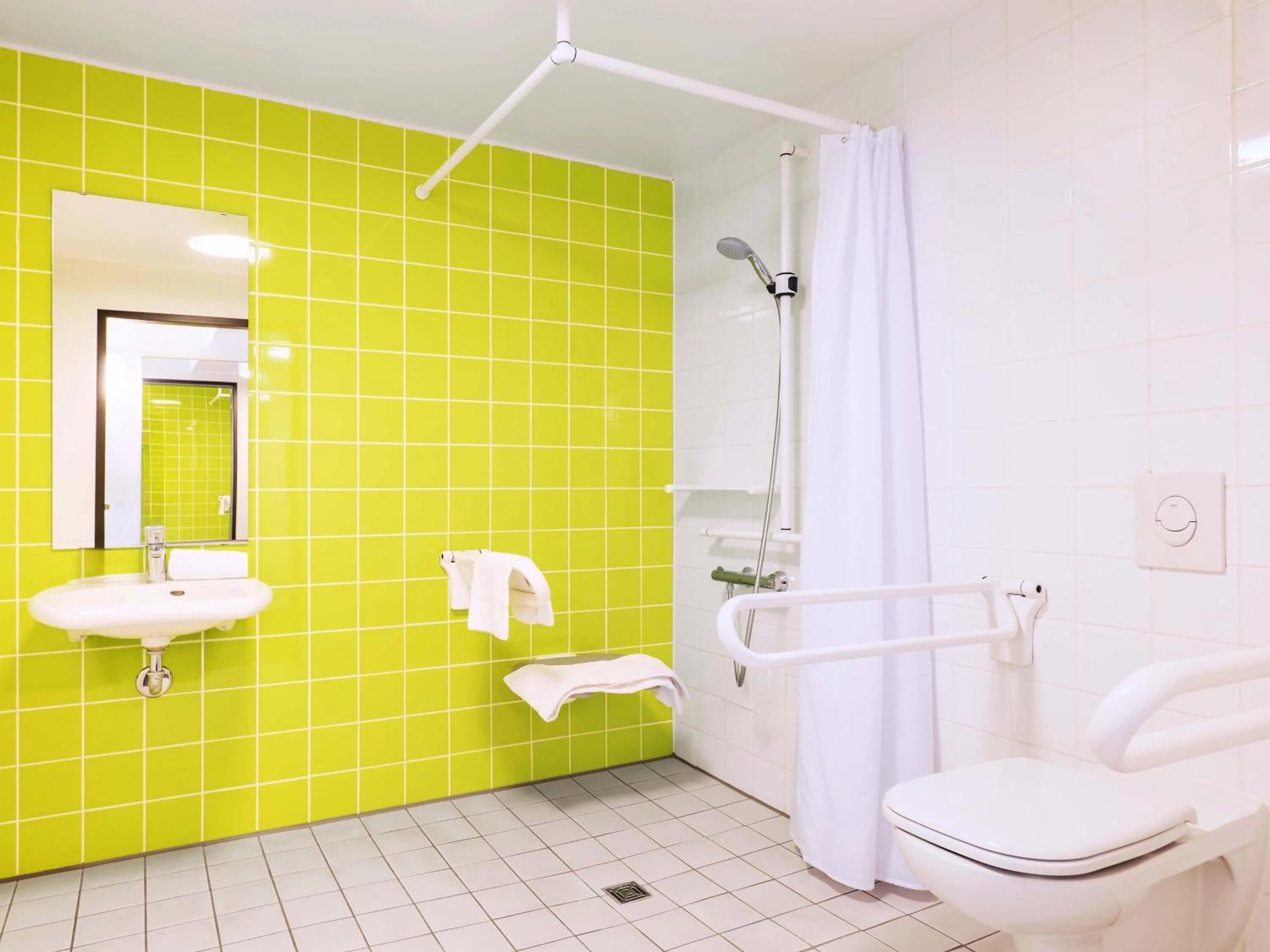 Shower in B&B Hotel Ludwigshafen