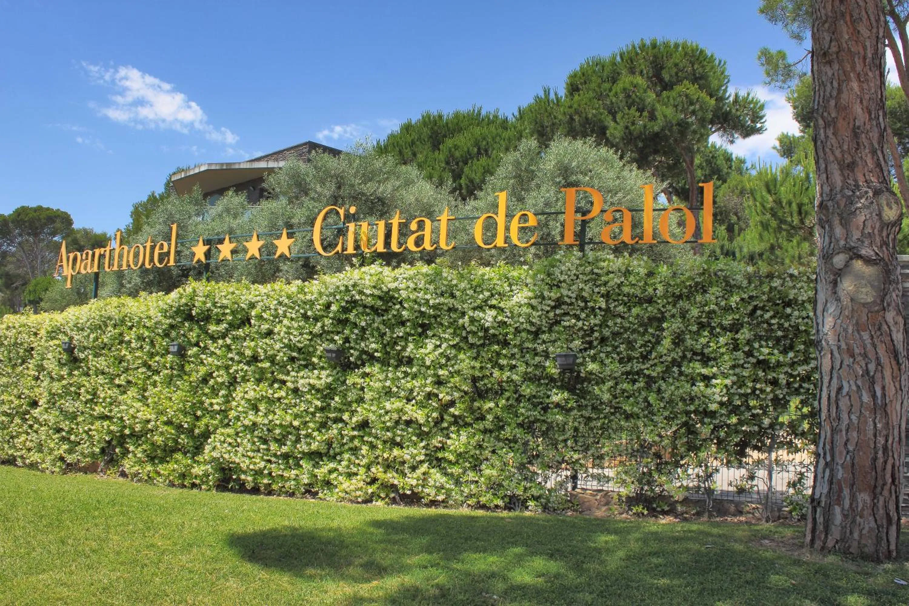 Facade/entrance in Aparthotel Ciutat de Palol