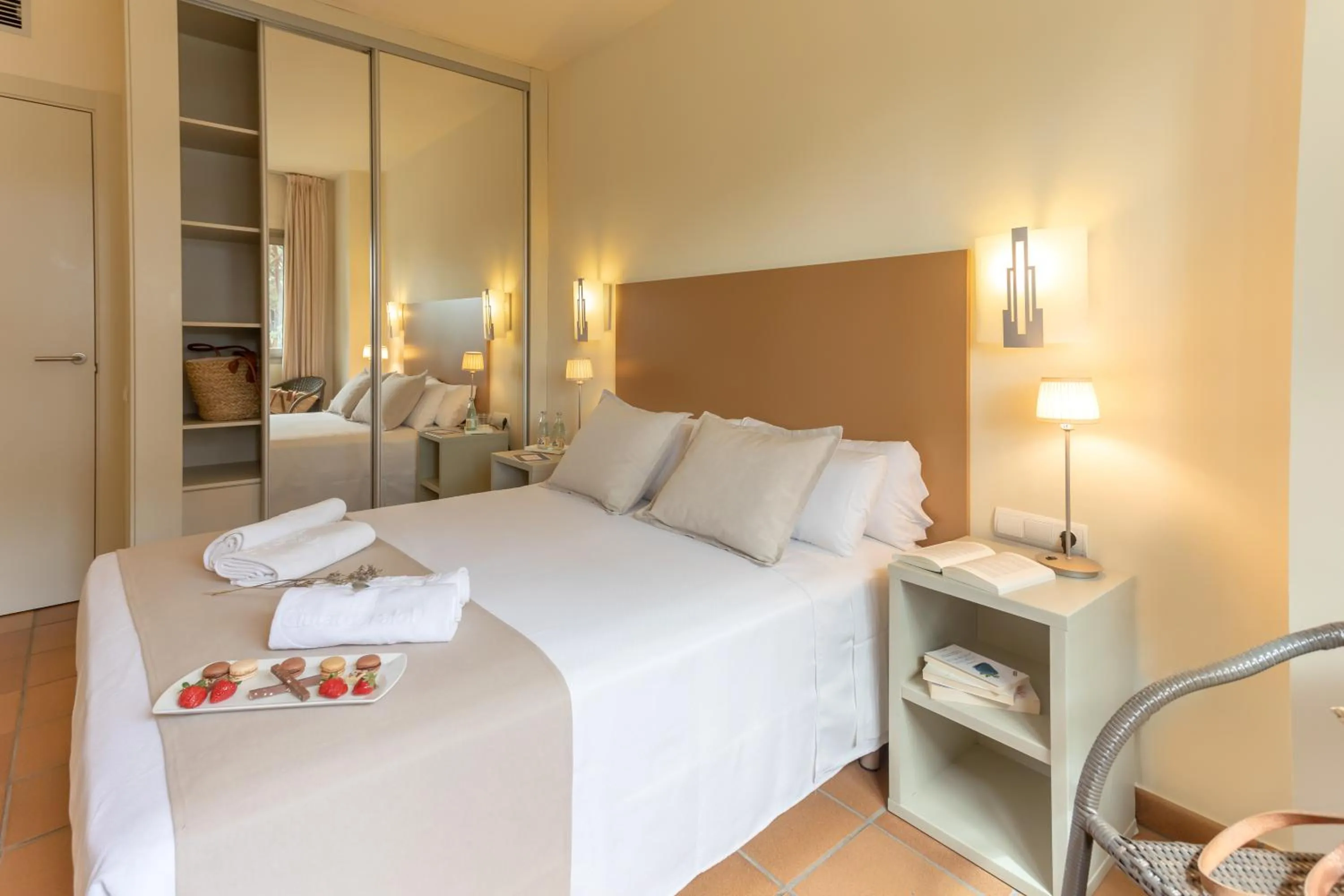 Bedroom, Bed in Aparthotel Ciutat de Palol