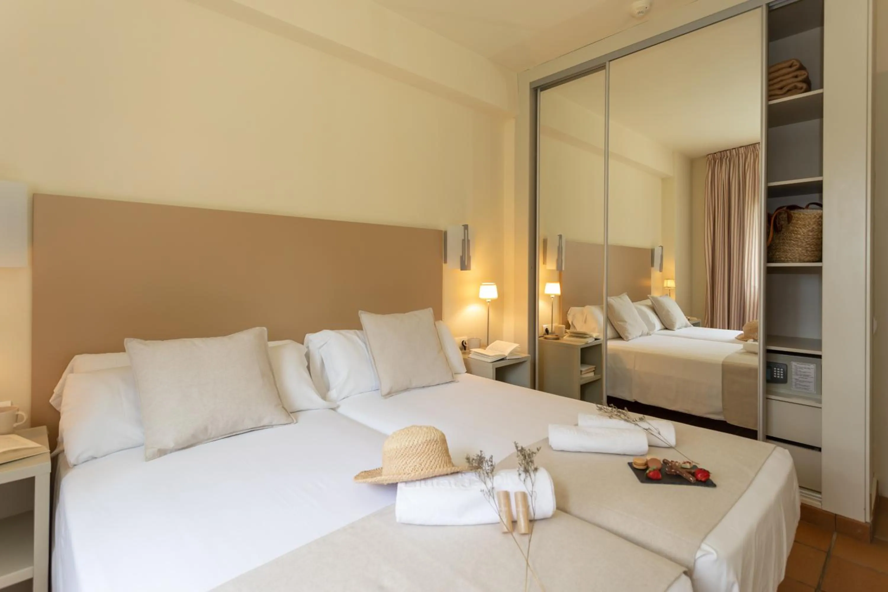 Bed in Aparthotel Ciutat de Palol