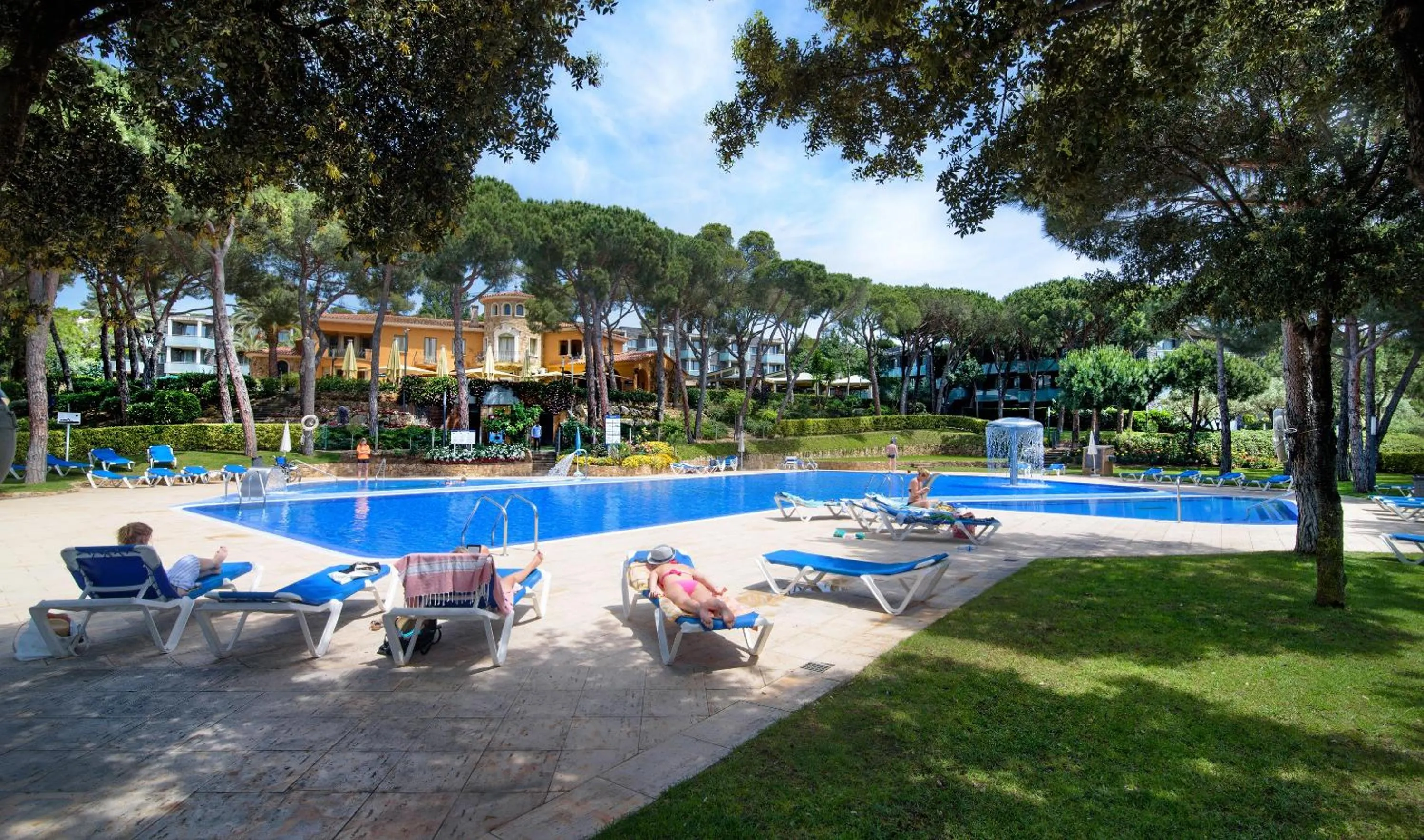 Swimming pool in Aparthotel Ciutat de Palol