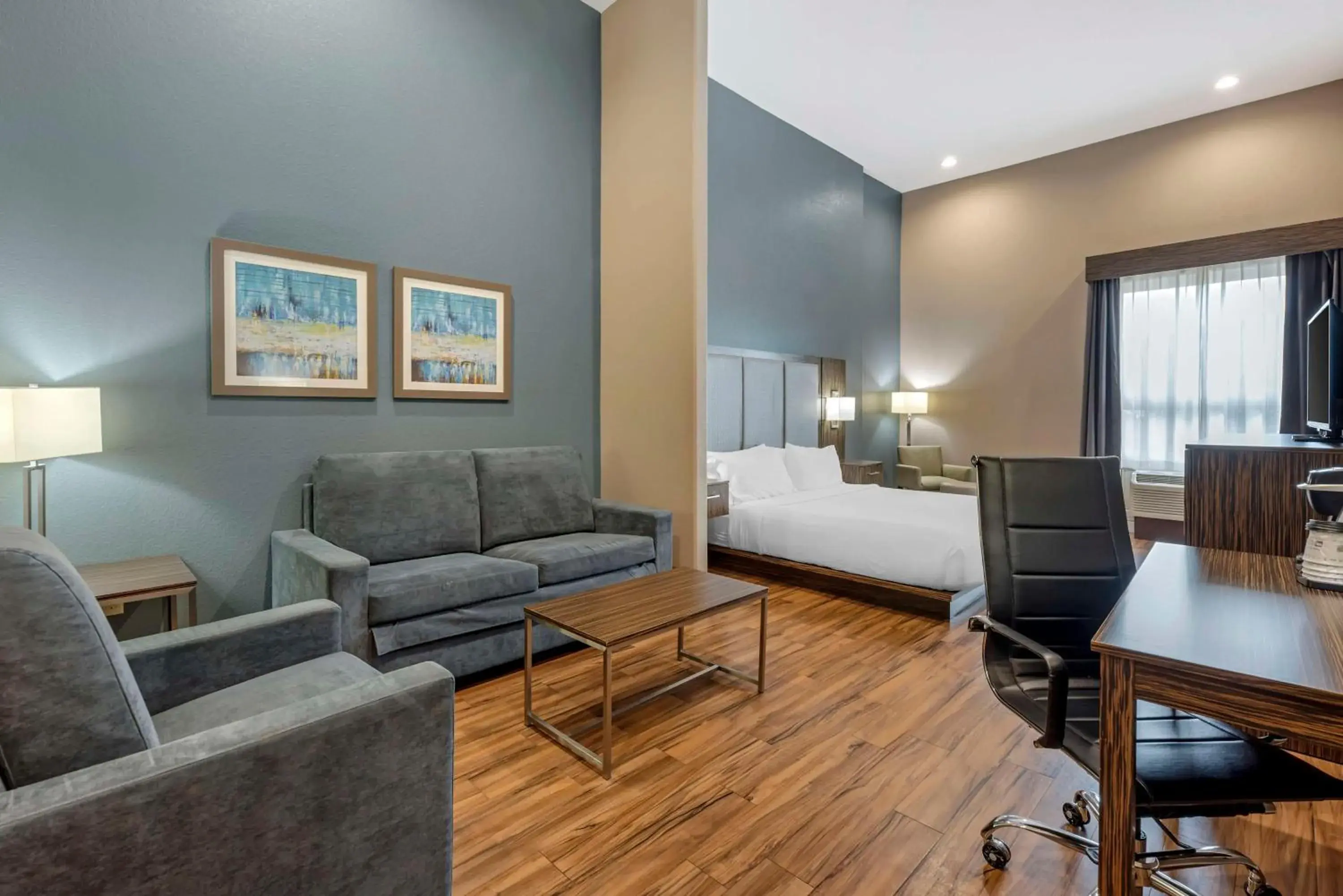 King Suite with Sofa Bed and Roll-In Shower - Disability Access in Best Western Plus Pflugerville Inn & Suites King Suite with Sofa Bed and Roll-In Shower - Disability Access in Best Western Plus Pflugerville Inn & Suites