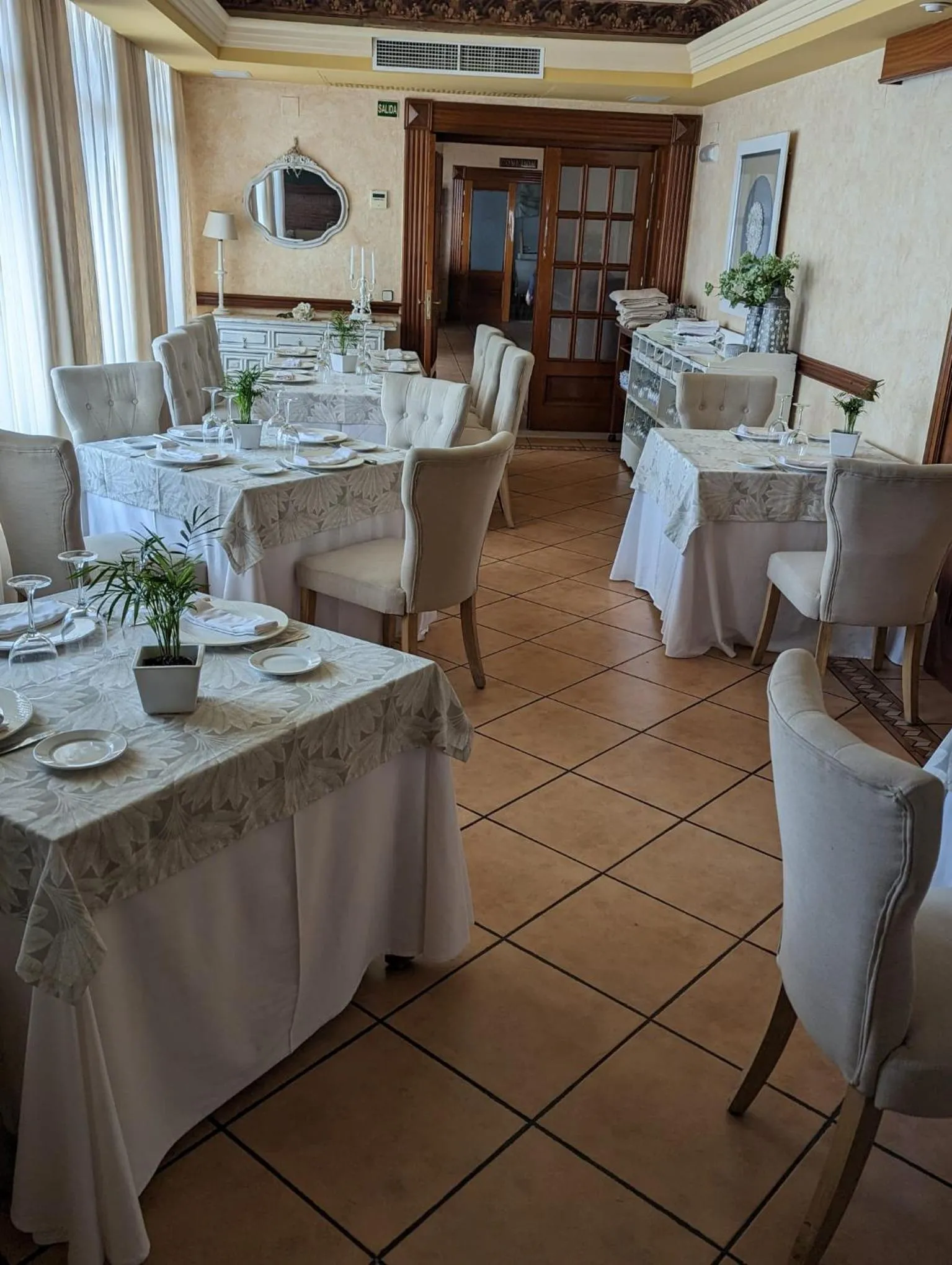 Restaurant/places to eat in Hotel Salvador