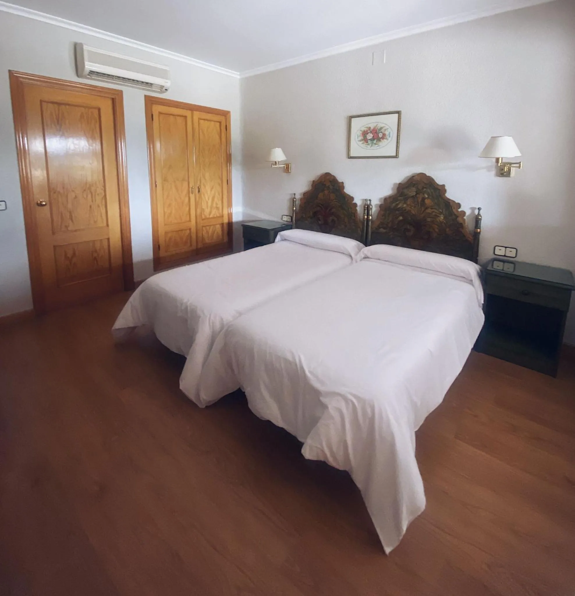 wardrobe, Bed in Hotel Salvador