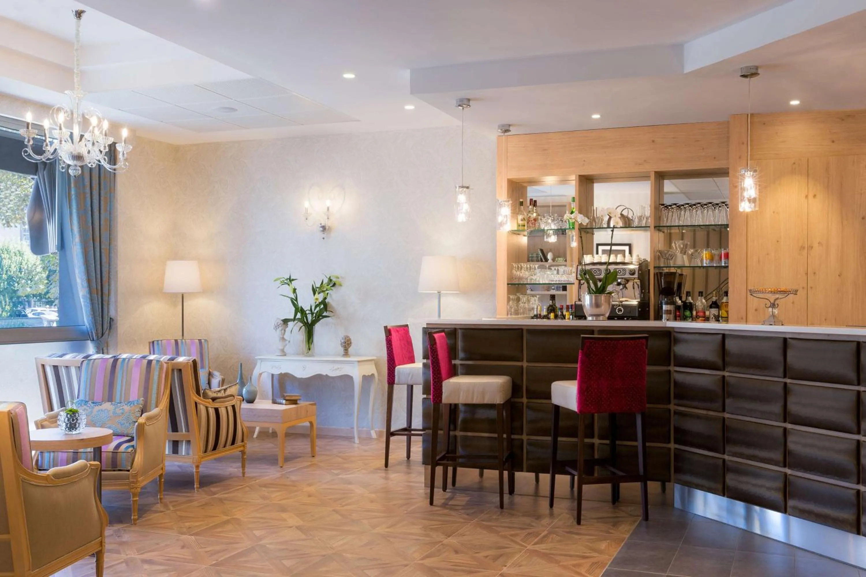 Lobby or reception in Hôtel Le Rive Droite & SPA