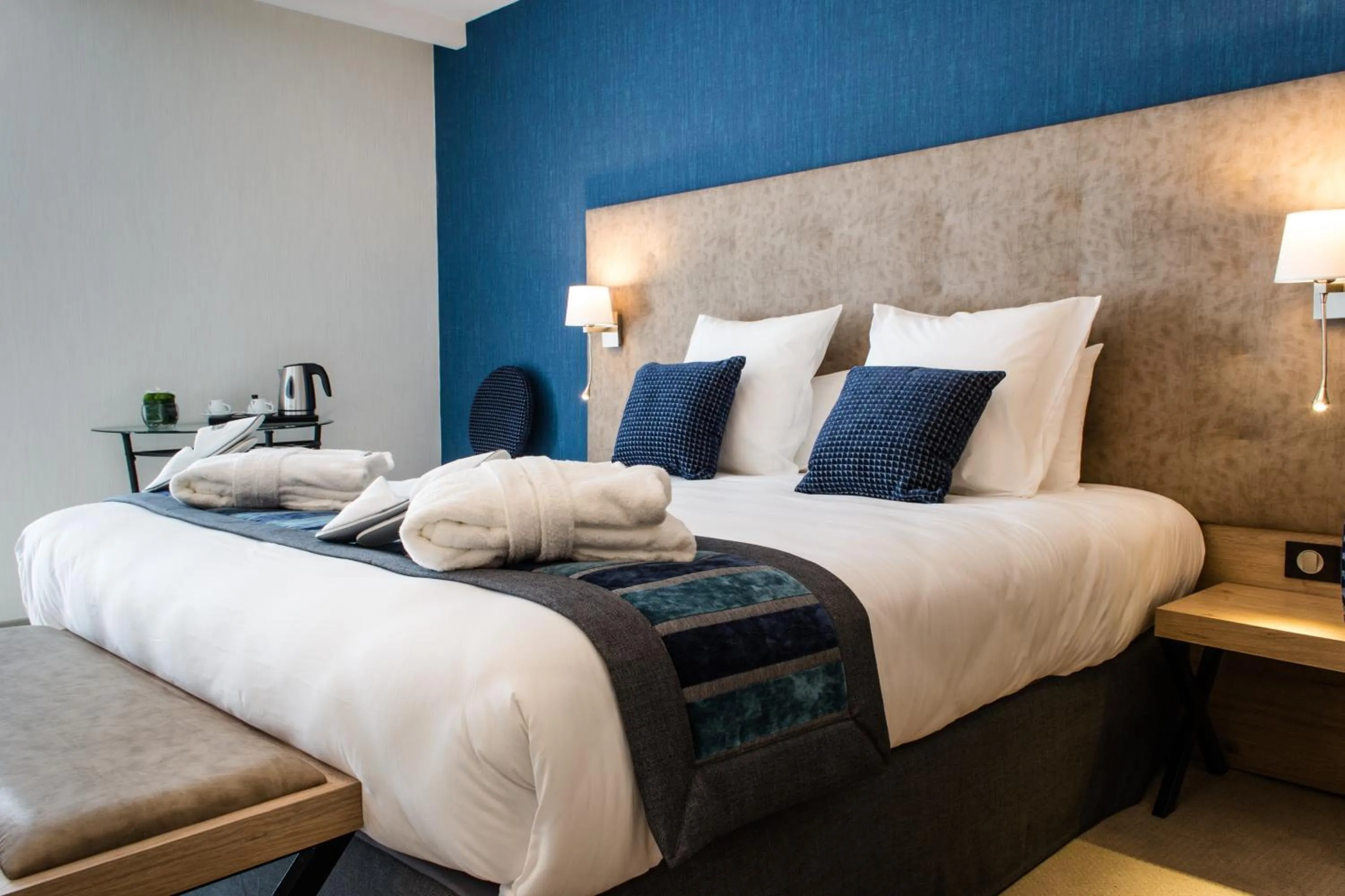 Bed in Hôtel Le Rive Droite & SPA