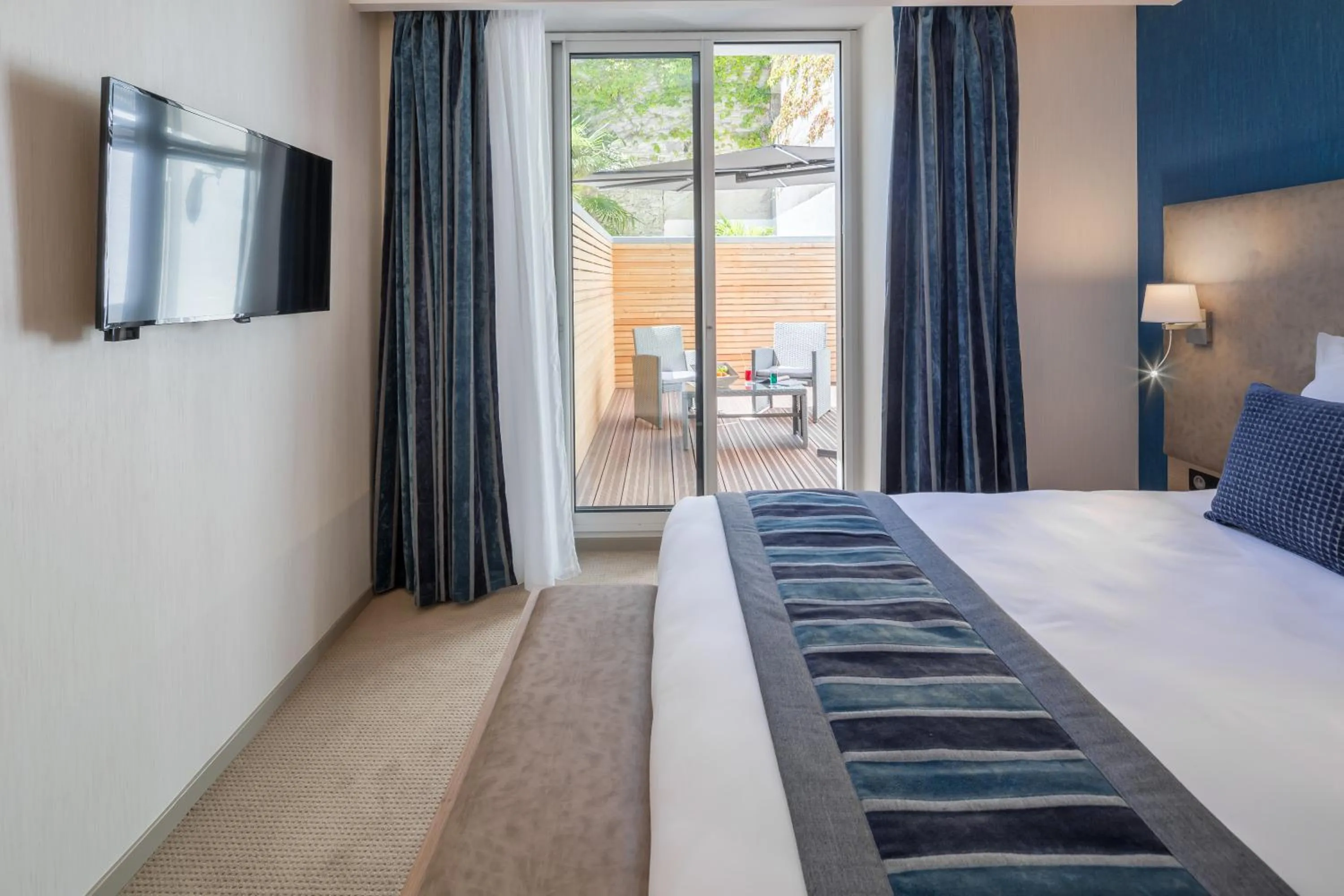 Bed in Hôtel Le Rive Droite & SPA