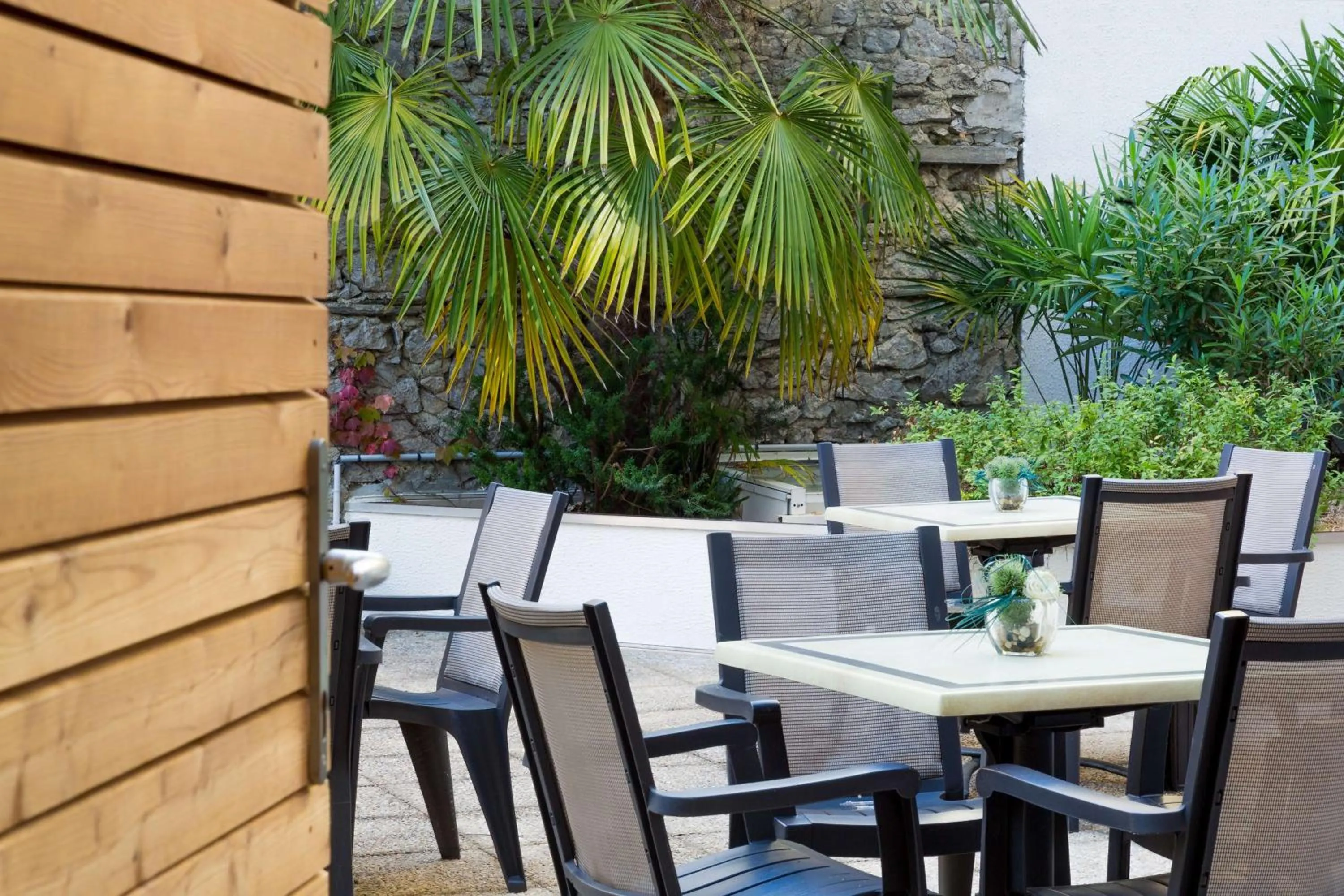 Patio in Hôtel Le Rive Droite & SPA