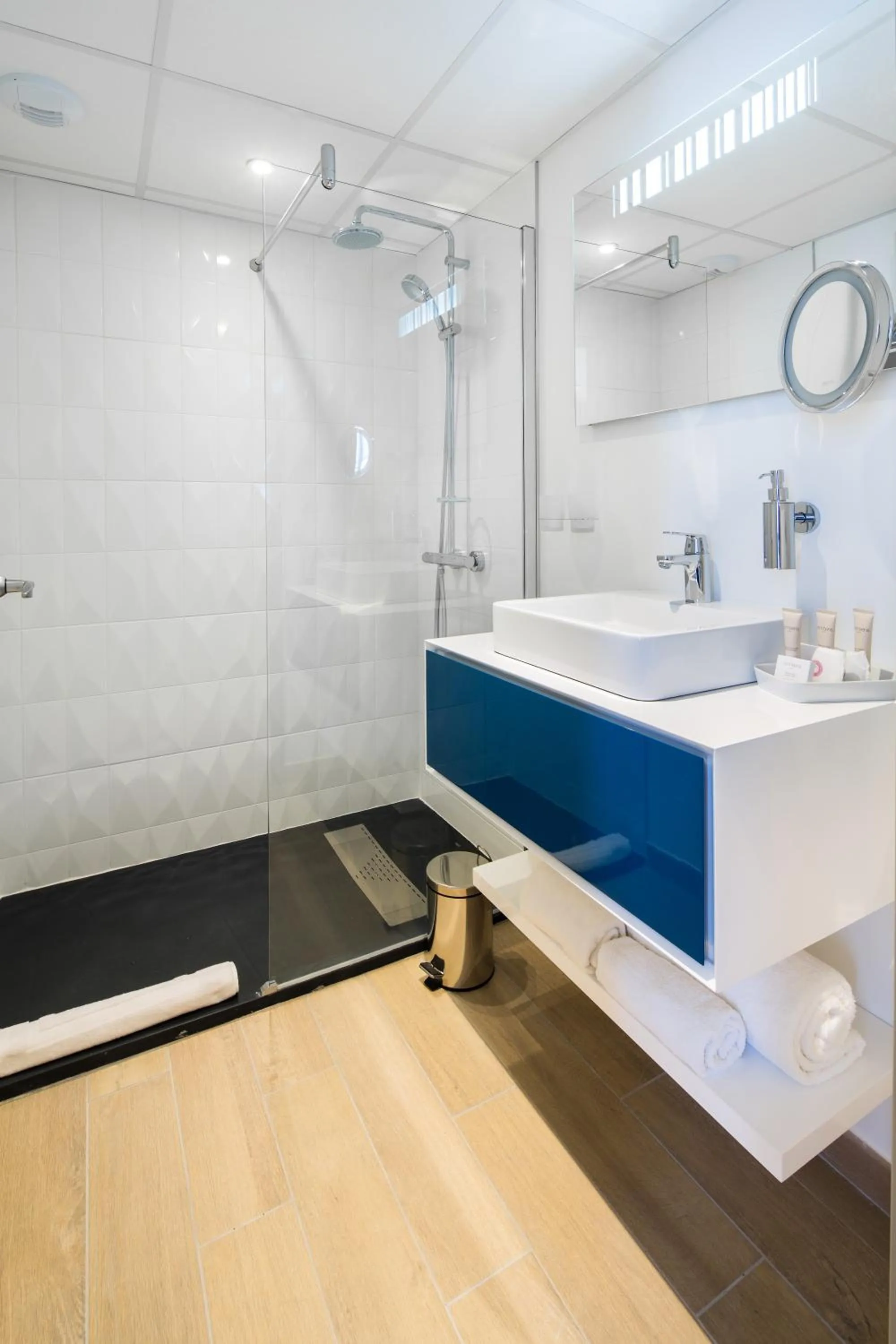 Bathroom in Hôtel Le Rive Droite & SPA