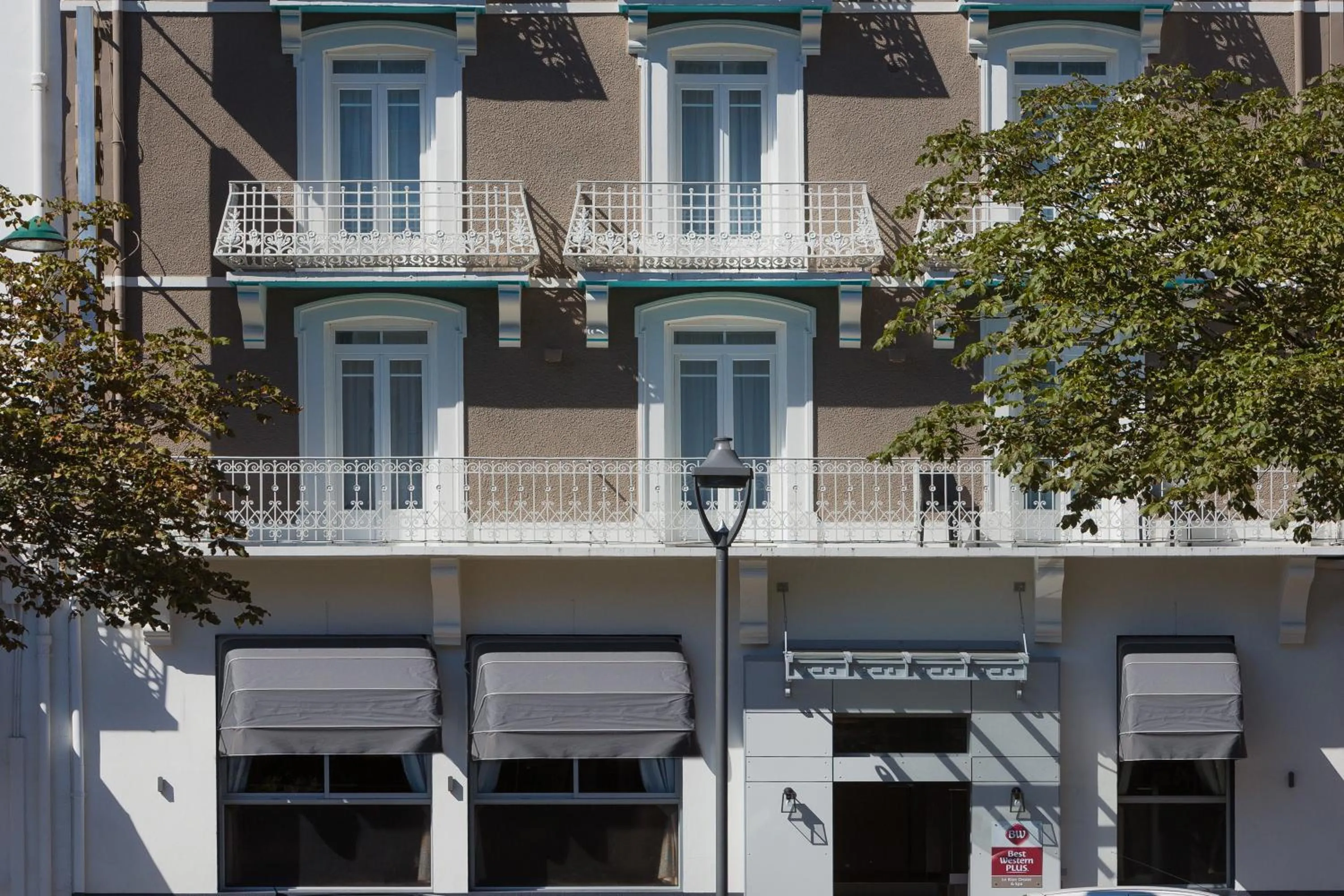 Property building in Hôtel Le Rive Droite & SPA