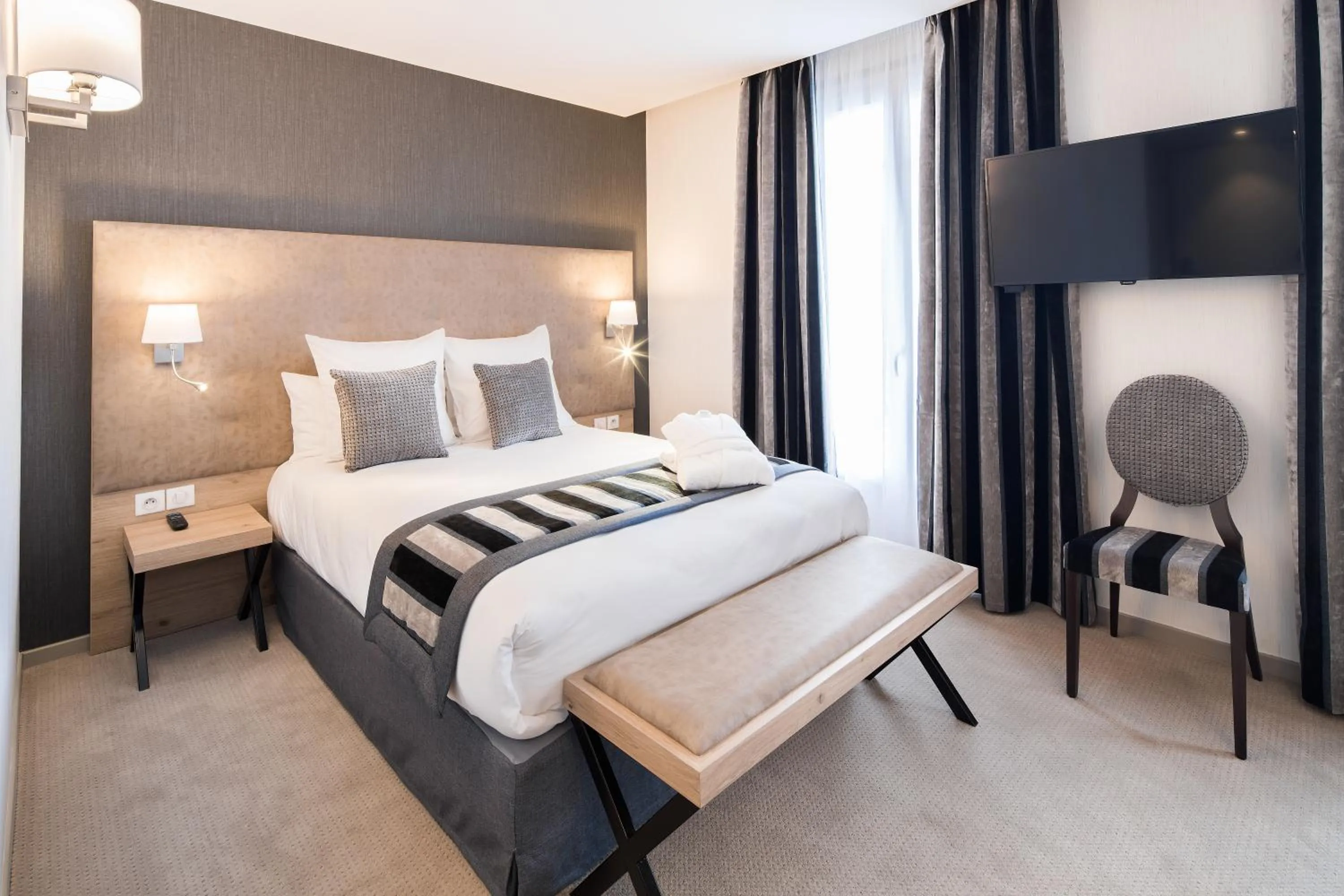 Day, Bed in Hôtel Le Rive Droite & SPA