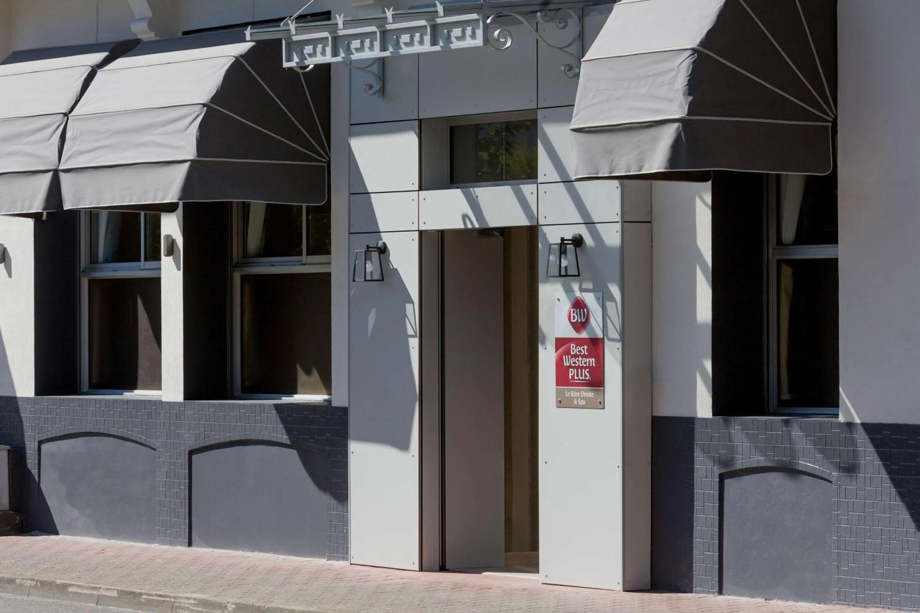 Property building in Hôtel Le Rive Droite & SPA