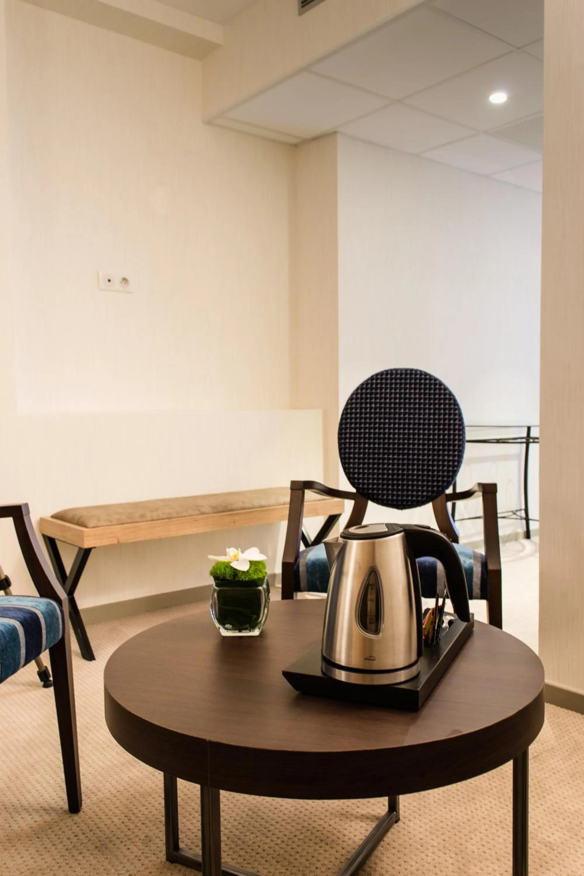 Coffee/tea facilities in Hôtel Le Rive Droite & SPA