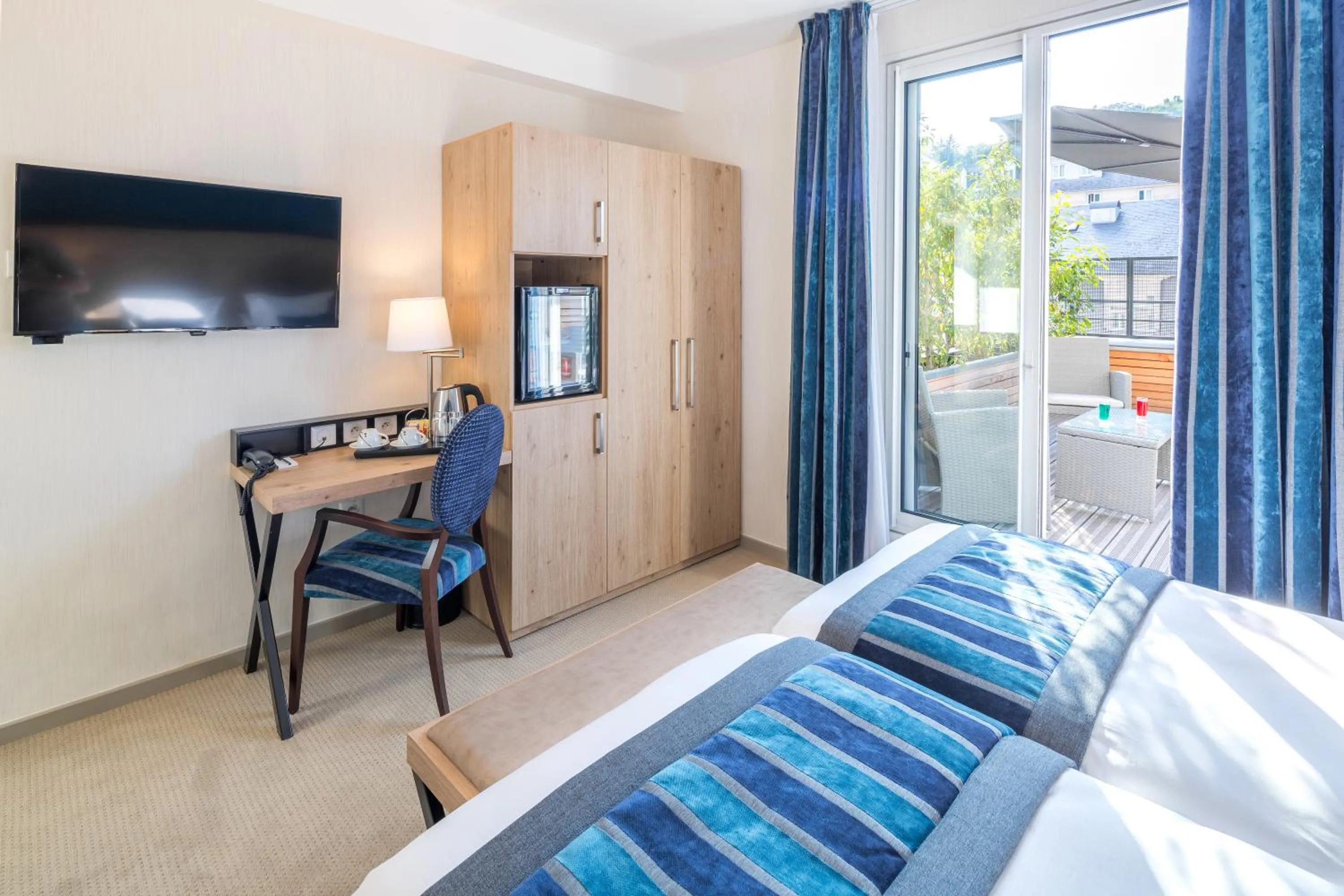 Day, Bed in Hôtel Le Rive Droite & SPA