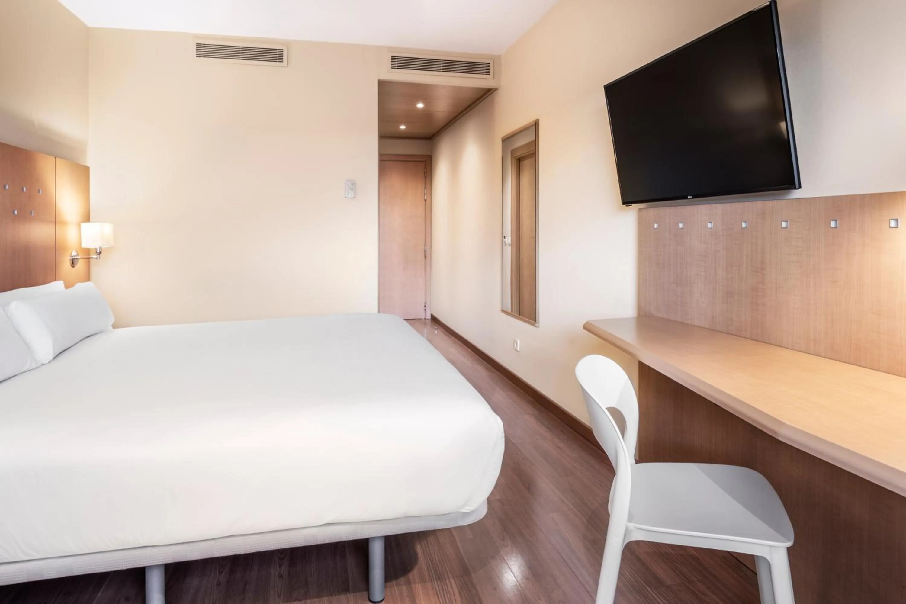 Bathroom, Bed in B&B HOTEL Madrid Arganda