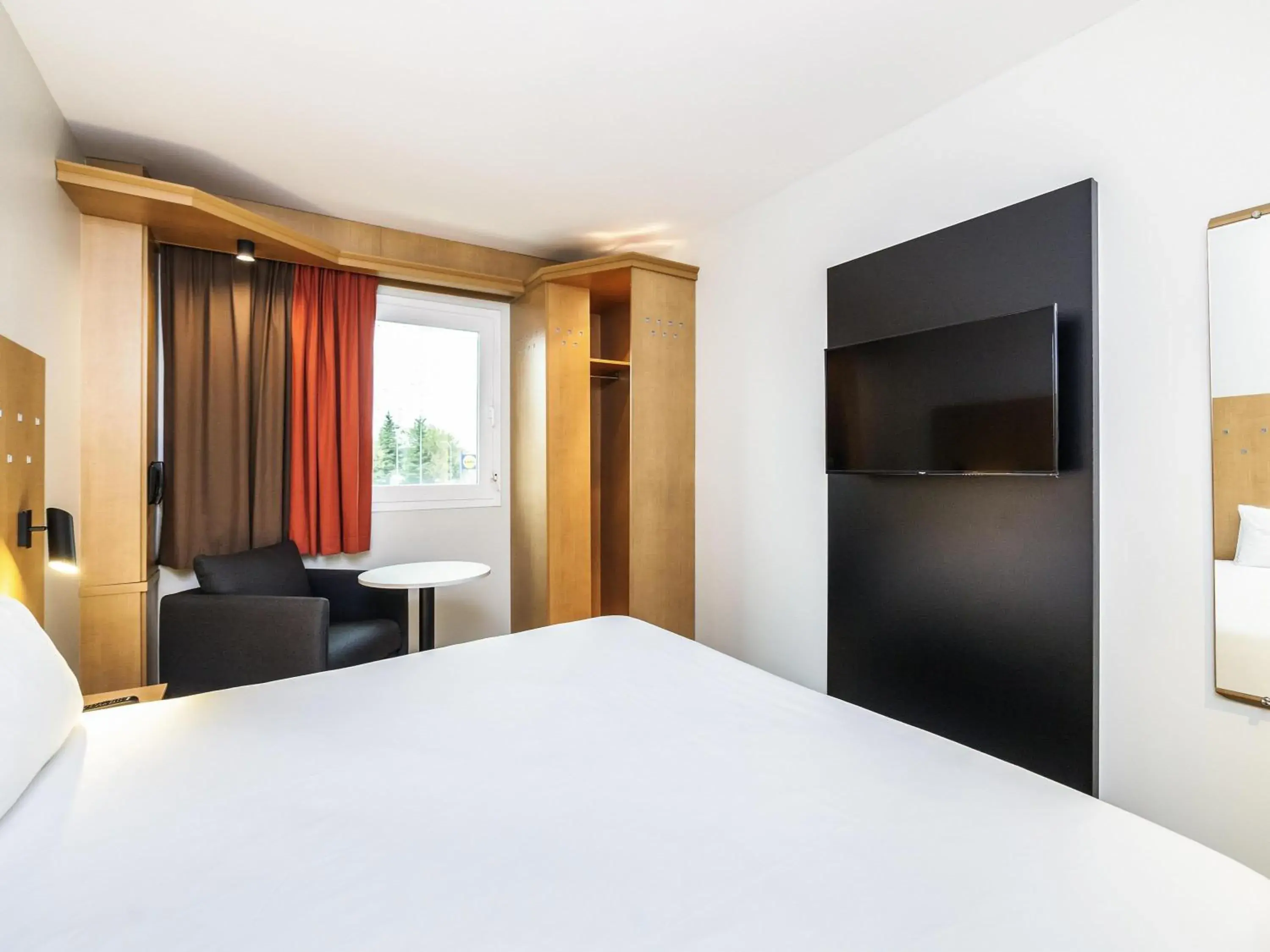 Bedroom, Bed in Ibis Alcala de Henares La Garena Bedroom, Bed in Ibis Alcala de Henares La Garena