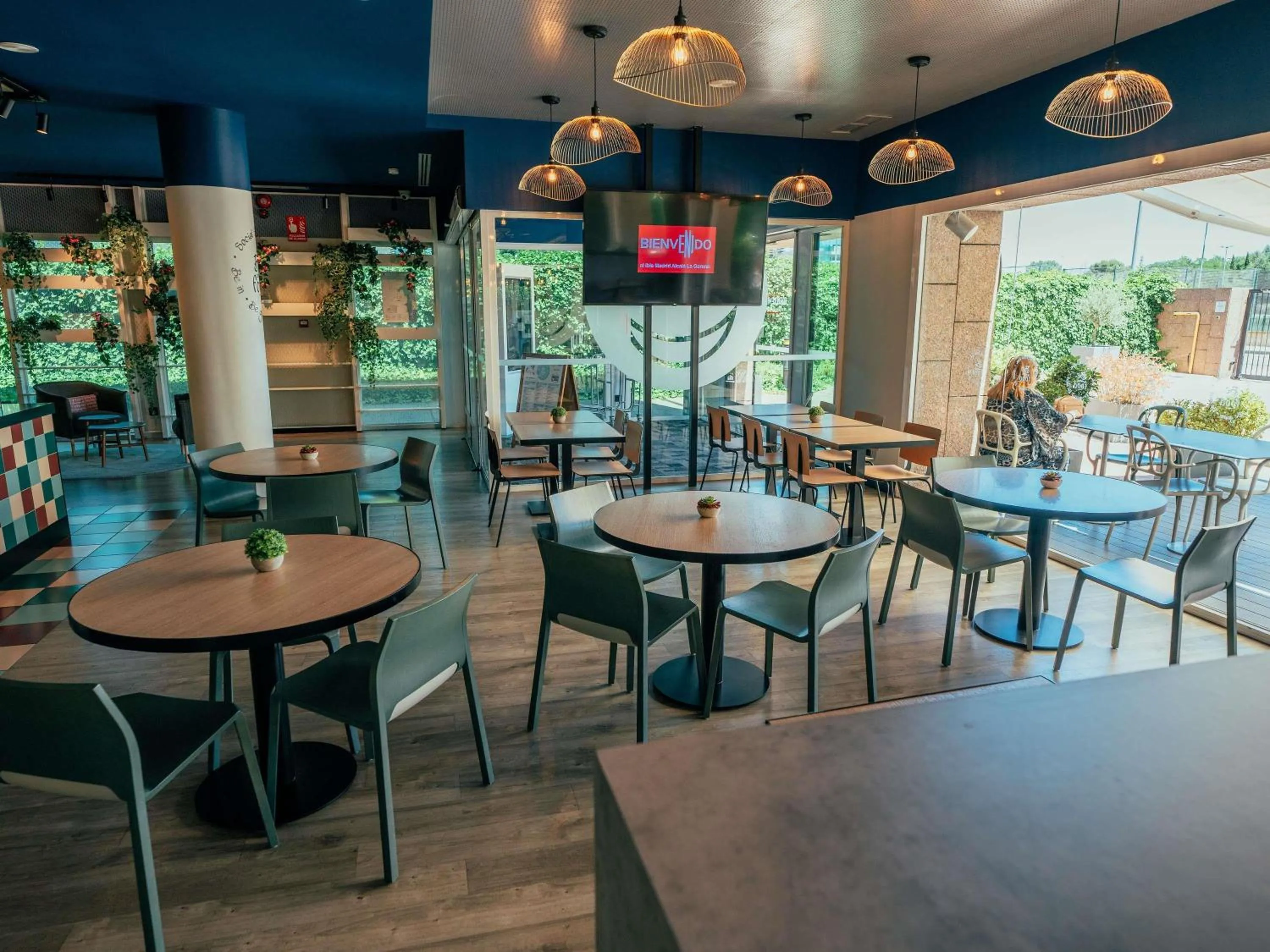 Lounge or bar in Ibis Alcala de Henares La Garena