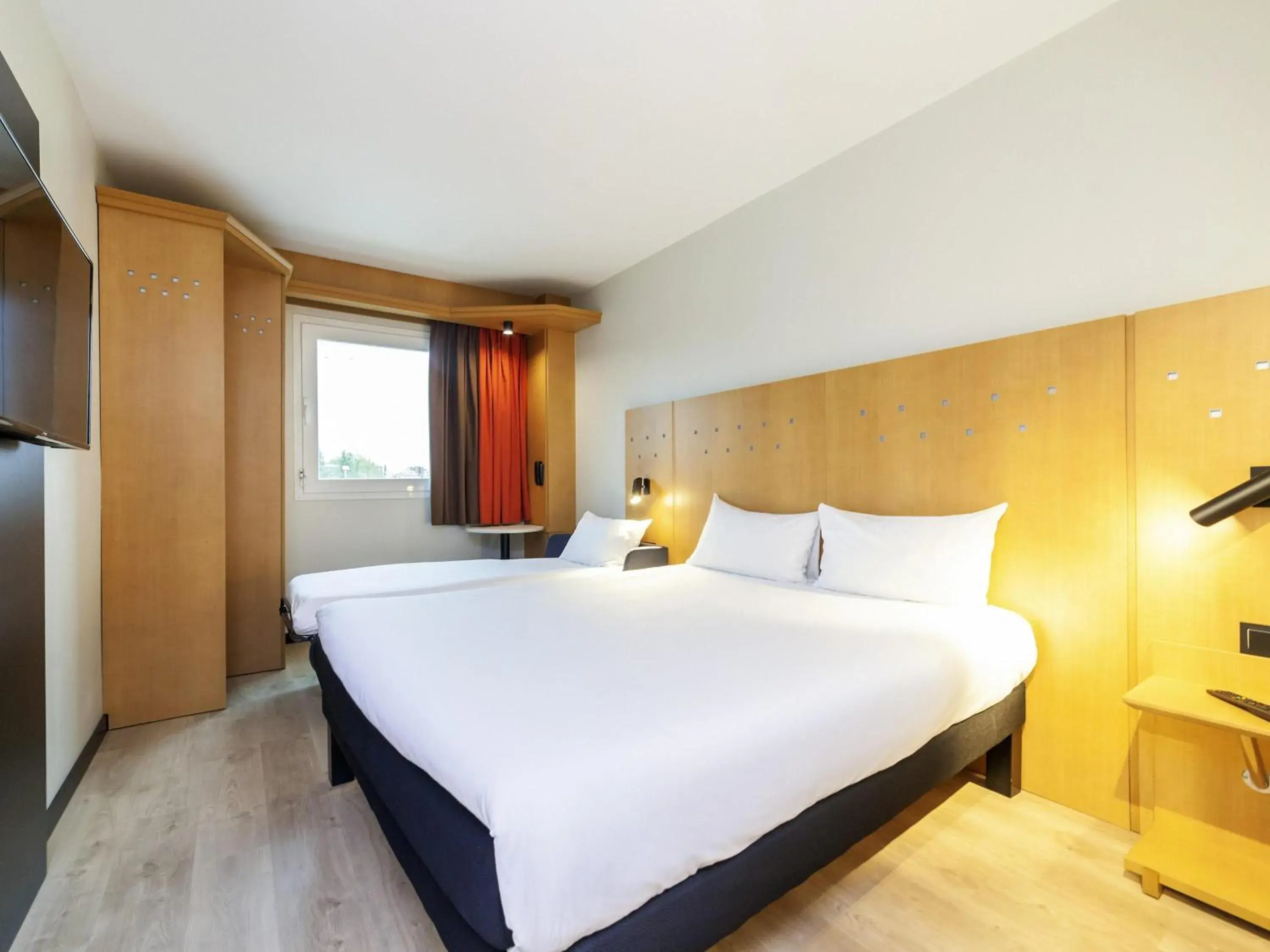 Bedroom, Bed in Ibis Alcala de Henares La Garena Bedroom, Bed in Ibis Alcala de Henares La Garena