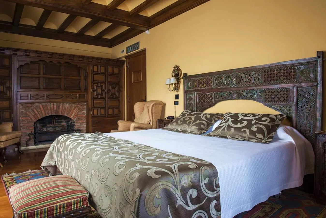 Bed in Hotel Castillo El Collado