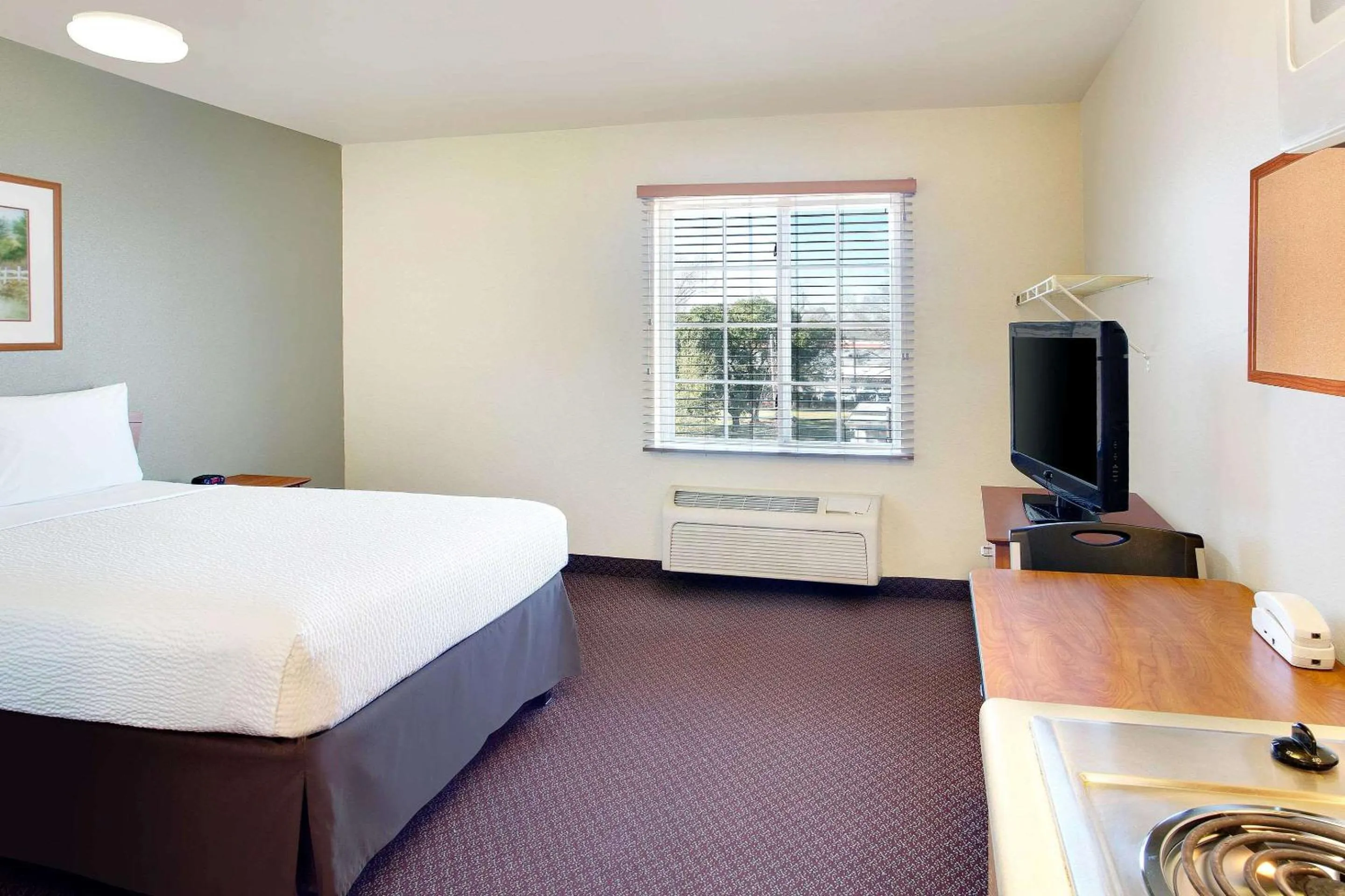 Photo of the whole room, Bed in WoodSpring Suites Baton Rouge East I-12