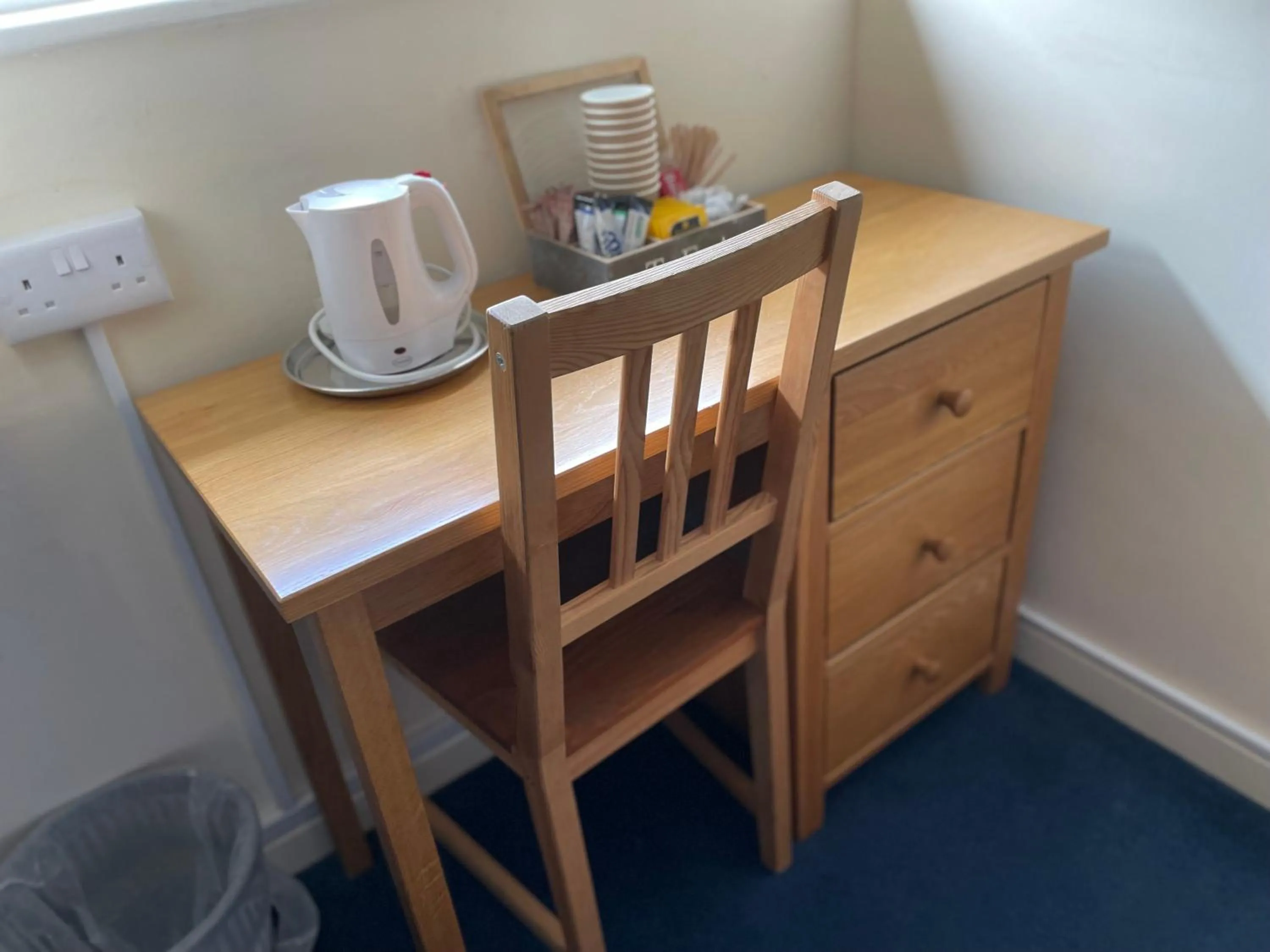 Coffee/tea facilities in Bridge Farm Guesthouse rooms