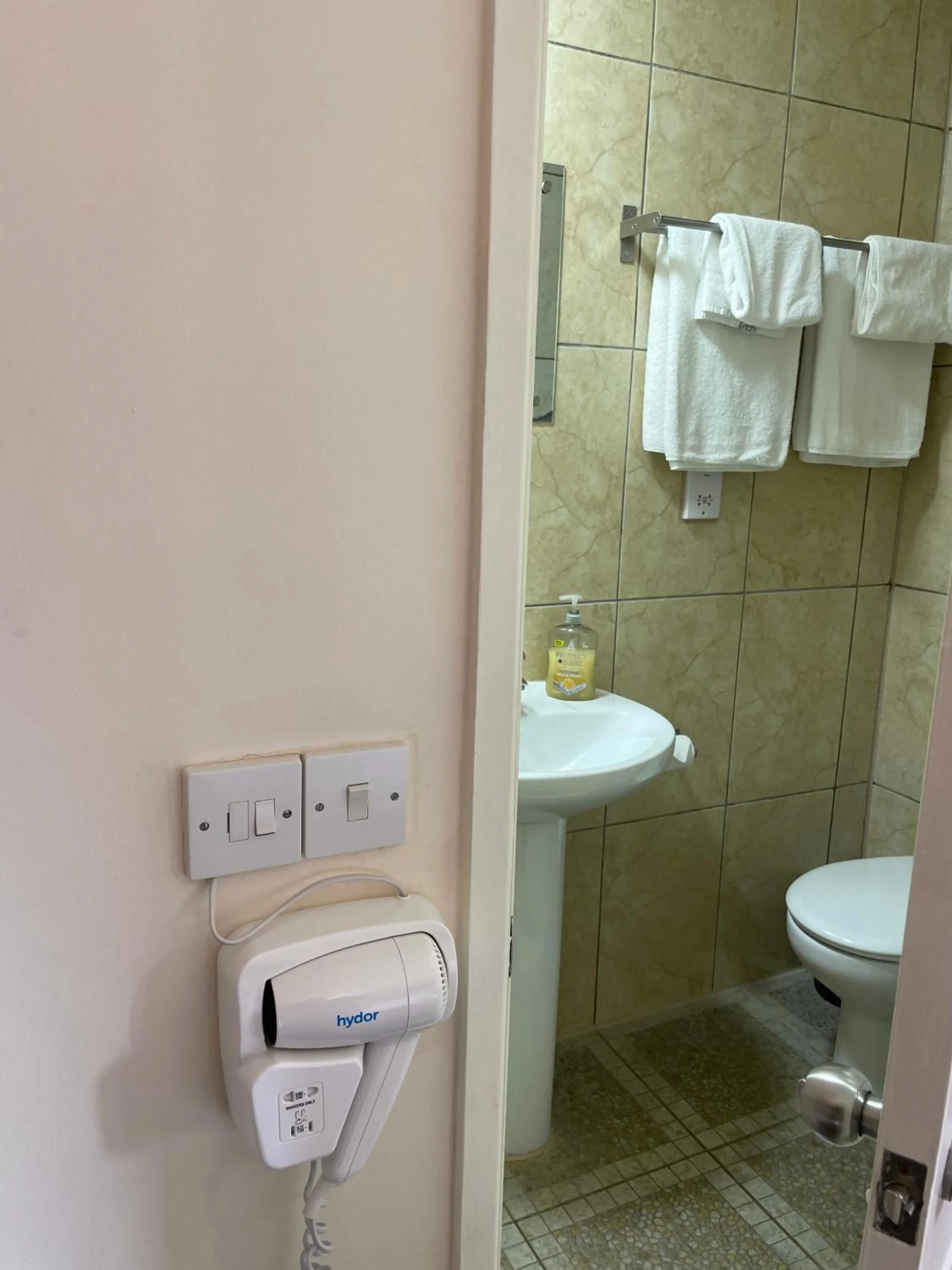 Bathroom in Bridge Farm Guesthouse rooms