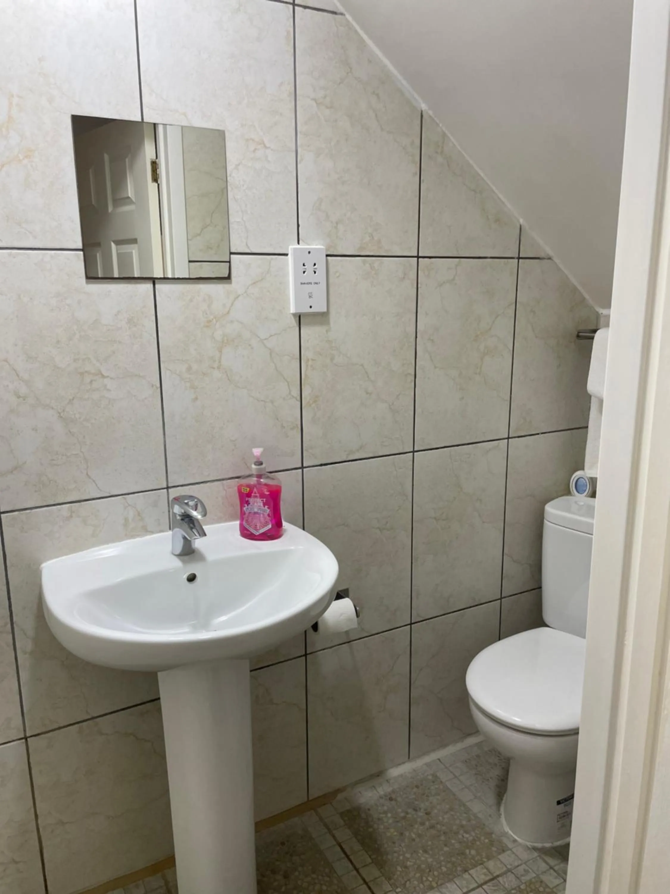 Toilet in Bridge Farm Guesthouse rooms